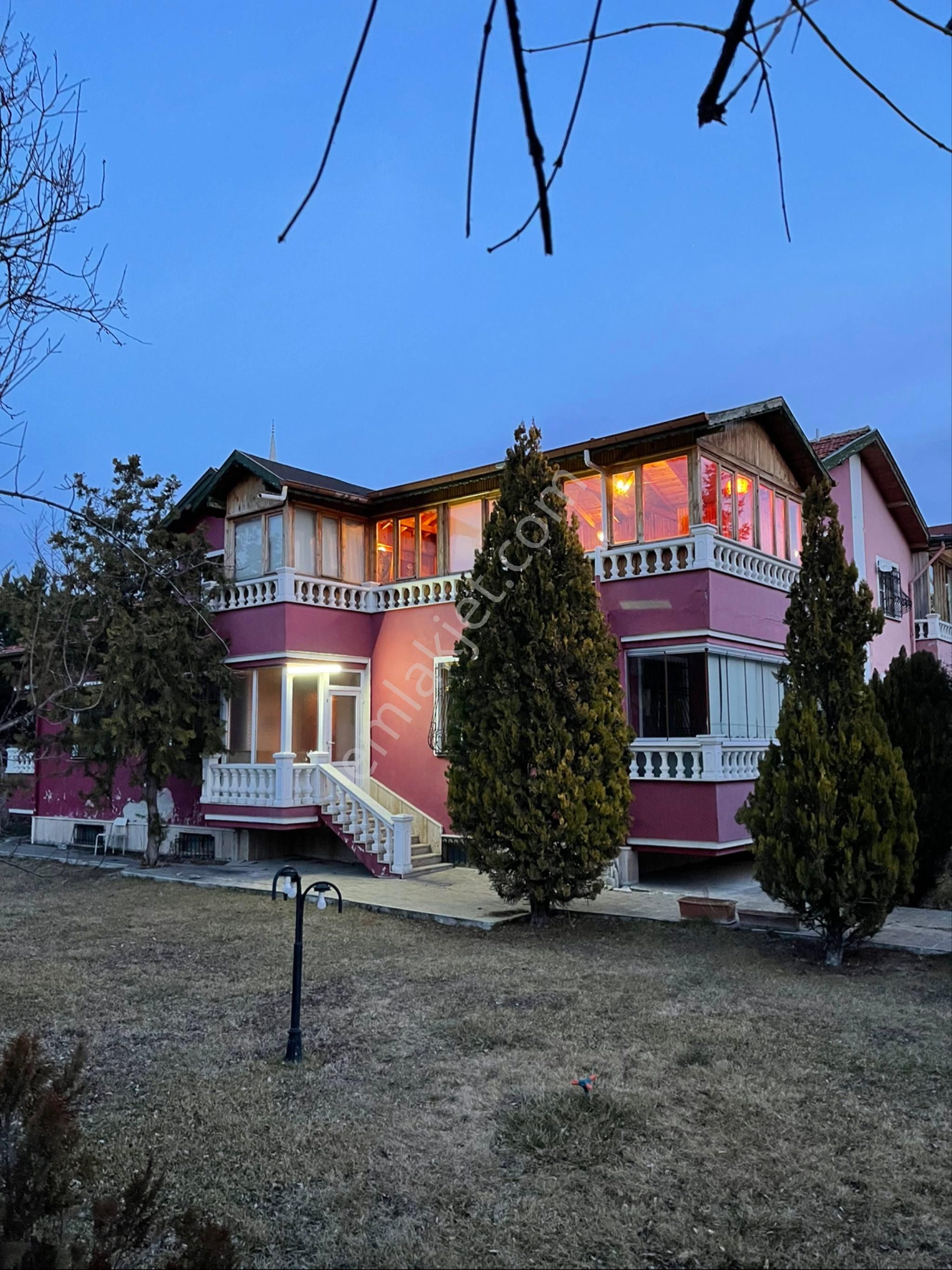 Meram Yakada Yaka Caddesıne 1parsel İçerde Bakımlı Teraslı Villa