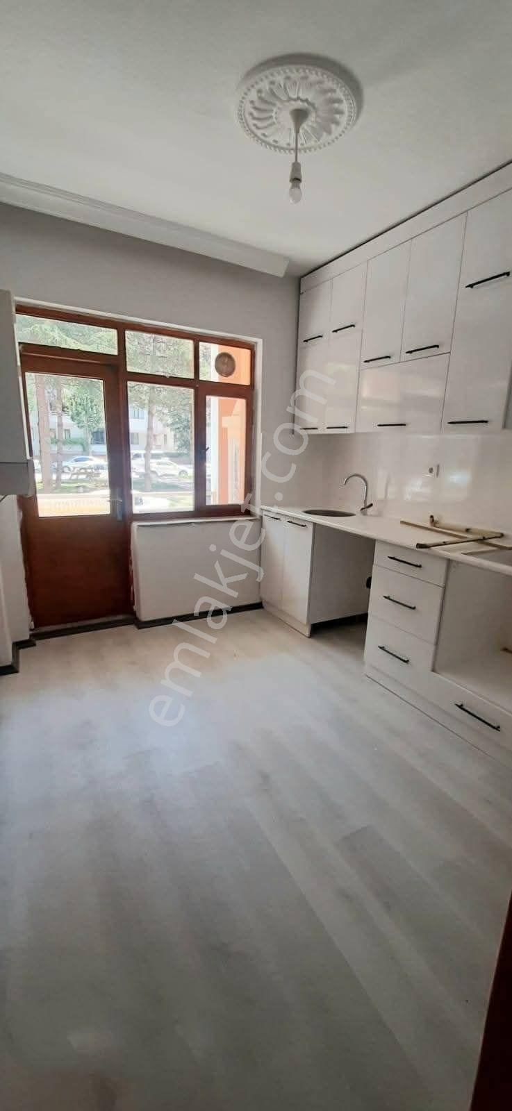 Esnaf Emlak'tan/varinli Caddesi Üzeri/3+1 Satılık Daire