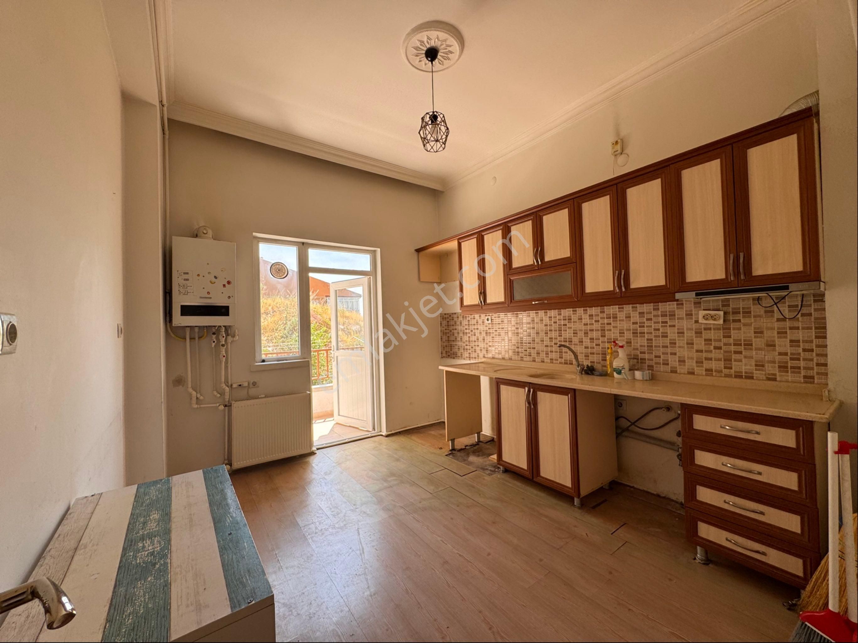 Erdinç Cad Yanı 2.ara Katta Asansörlü Geniş Yeni Binada 2+1