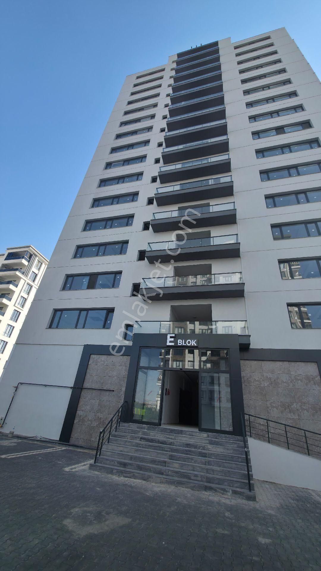 Çeysa Centropol Cadde Cephesınde