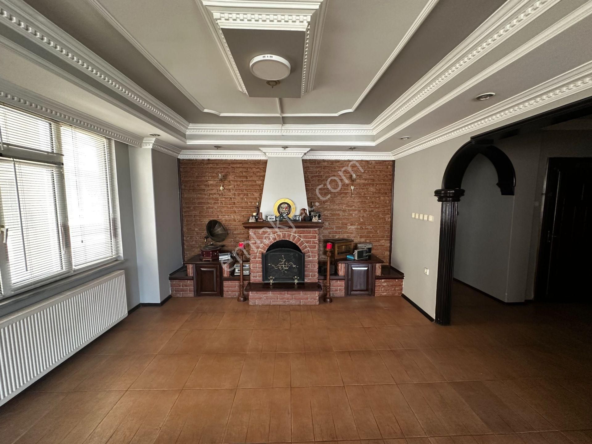 İnegöl Avm Karşısı 185 M2 Süper Konumlu Daire ,hem Konut Hem Ticari Olarak Kullanılabilir ..