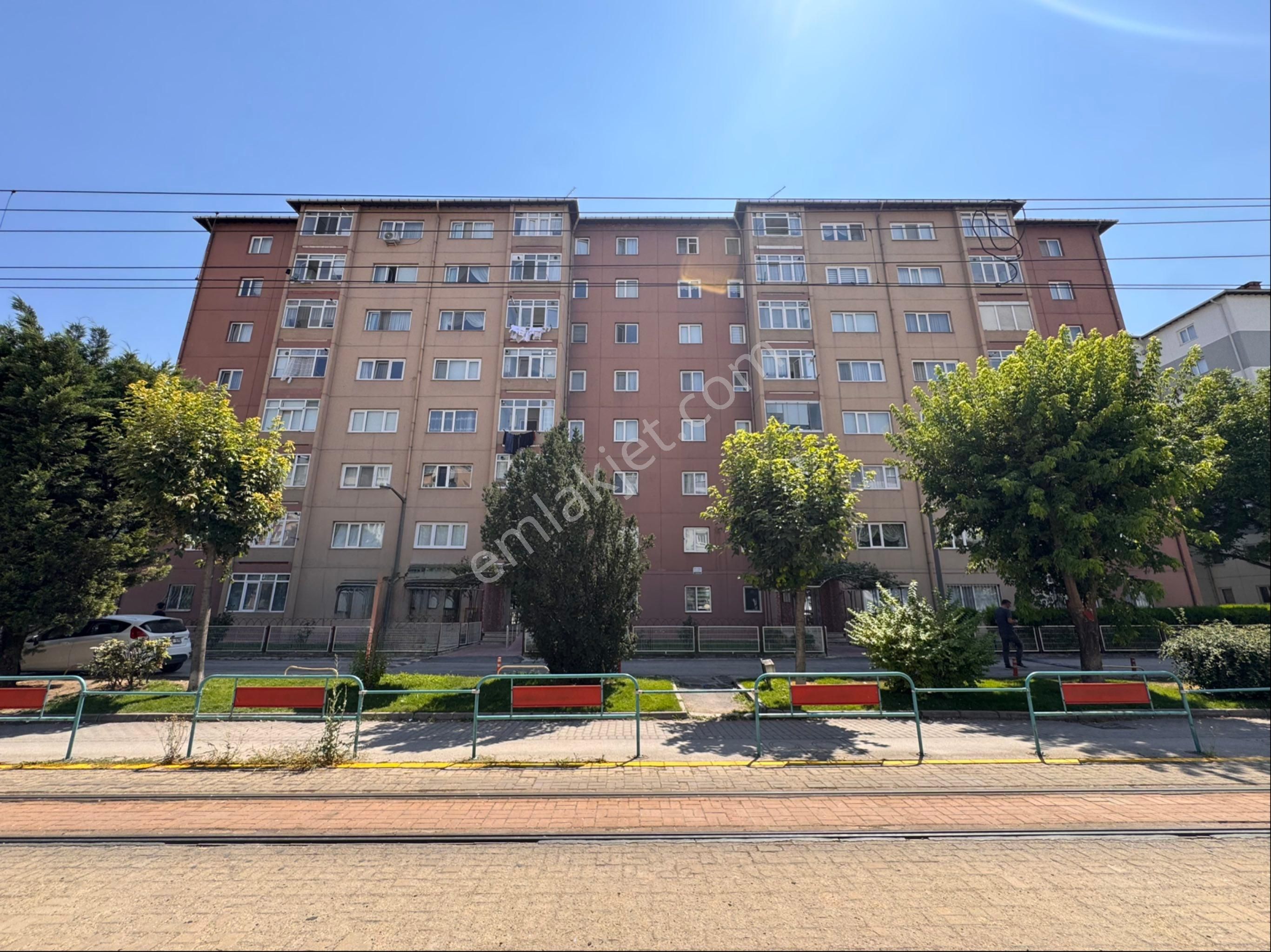 Pera'dan Yunuskent Cumhuriyet Bulvarı Üzerinde Satılık 2+1 Daire