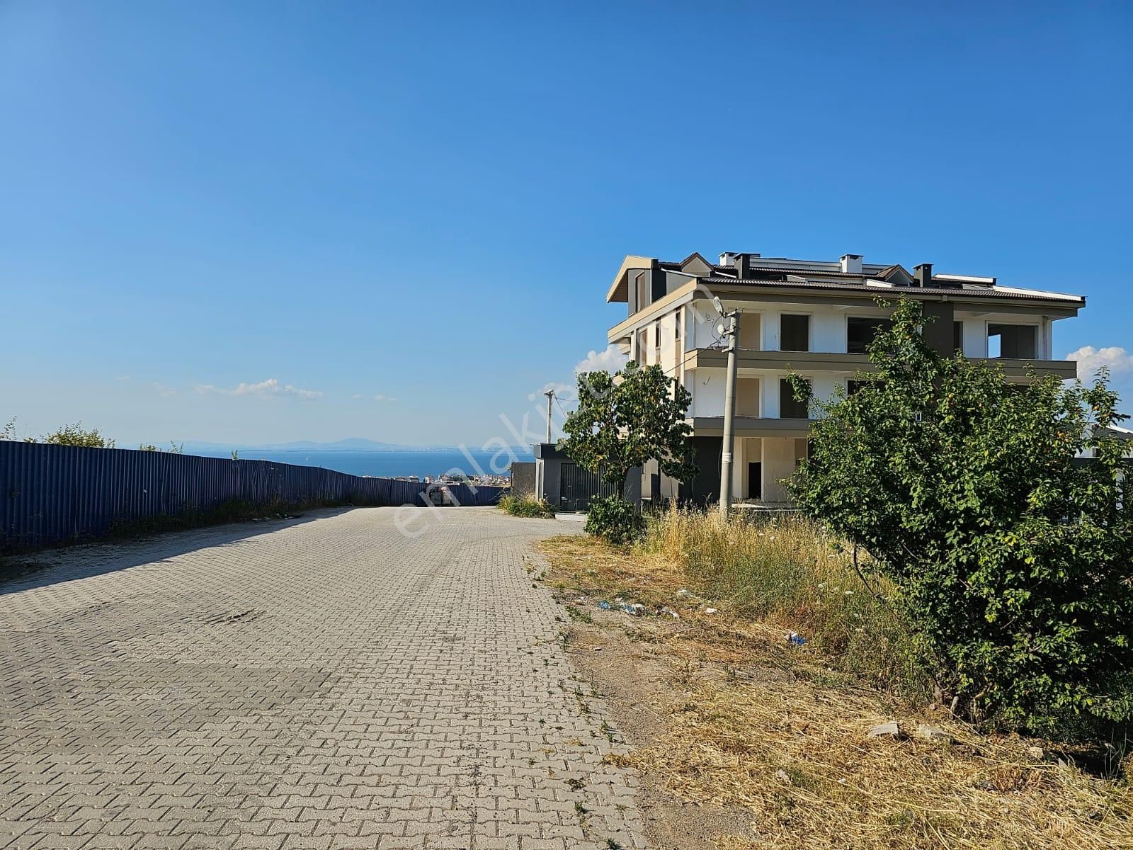 Remax Şehir 2'den Çiftlikköy Bayraktepe'de Deniz Manzaralı Arsa