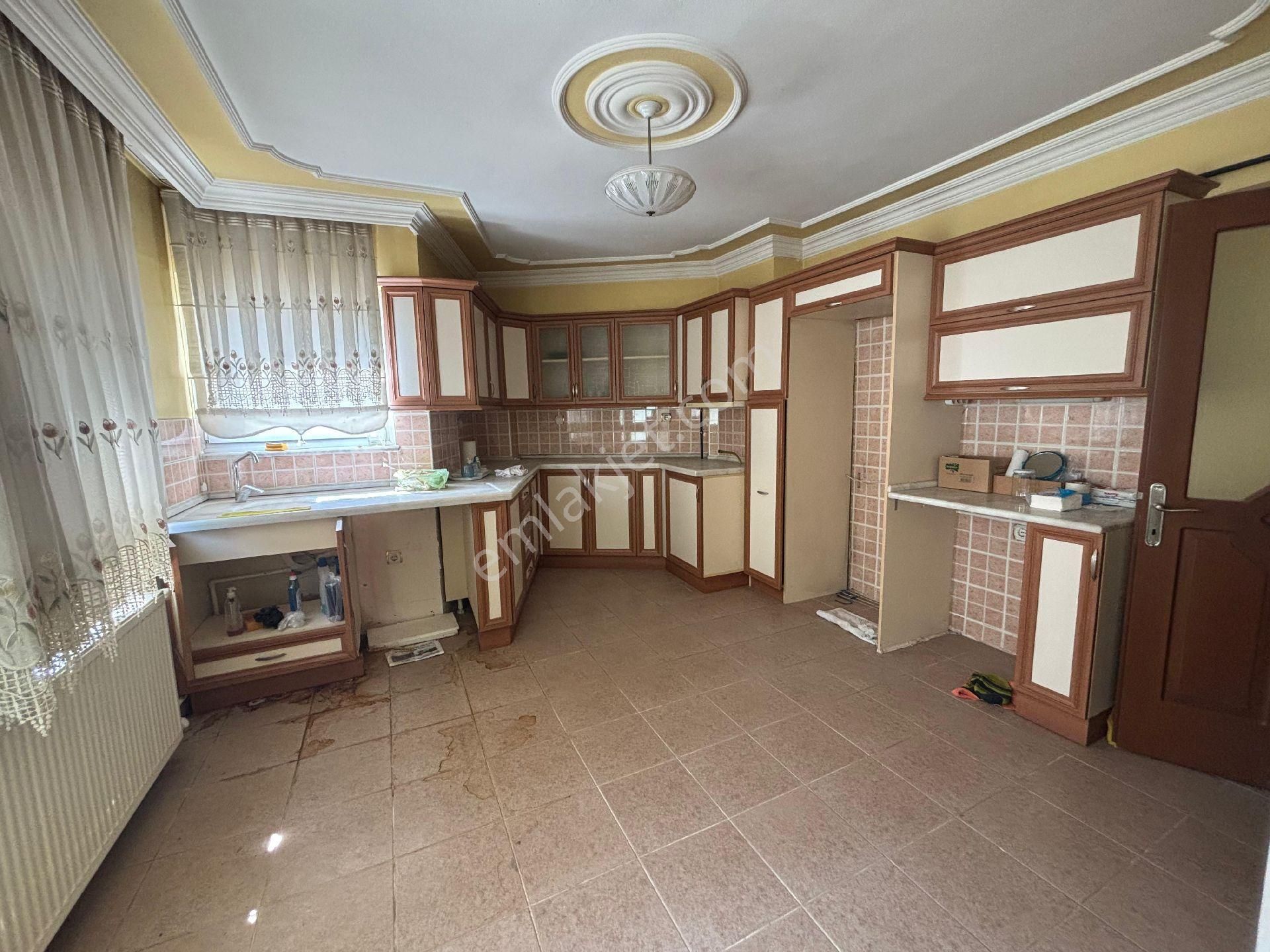 Şehir Merkezinde Arakat Ve Doğalgazlı Satılık 3+1 Daire