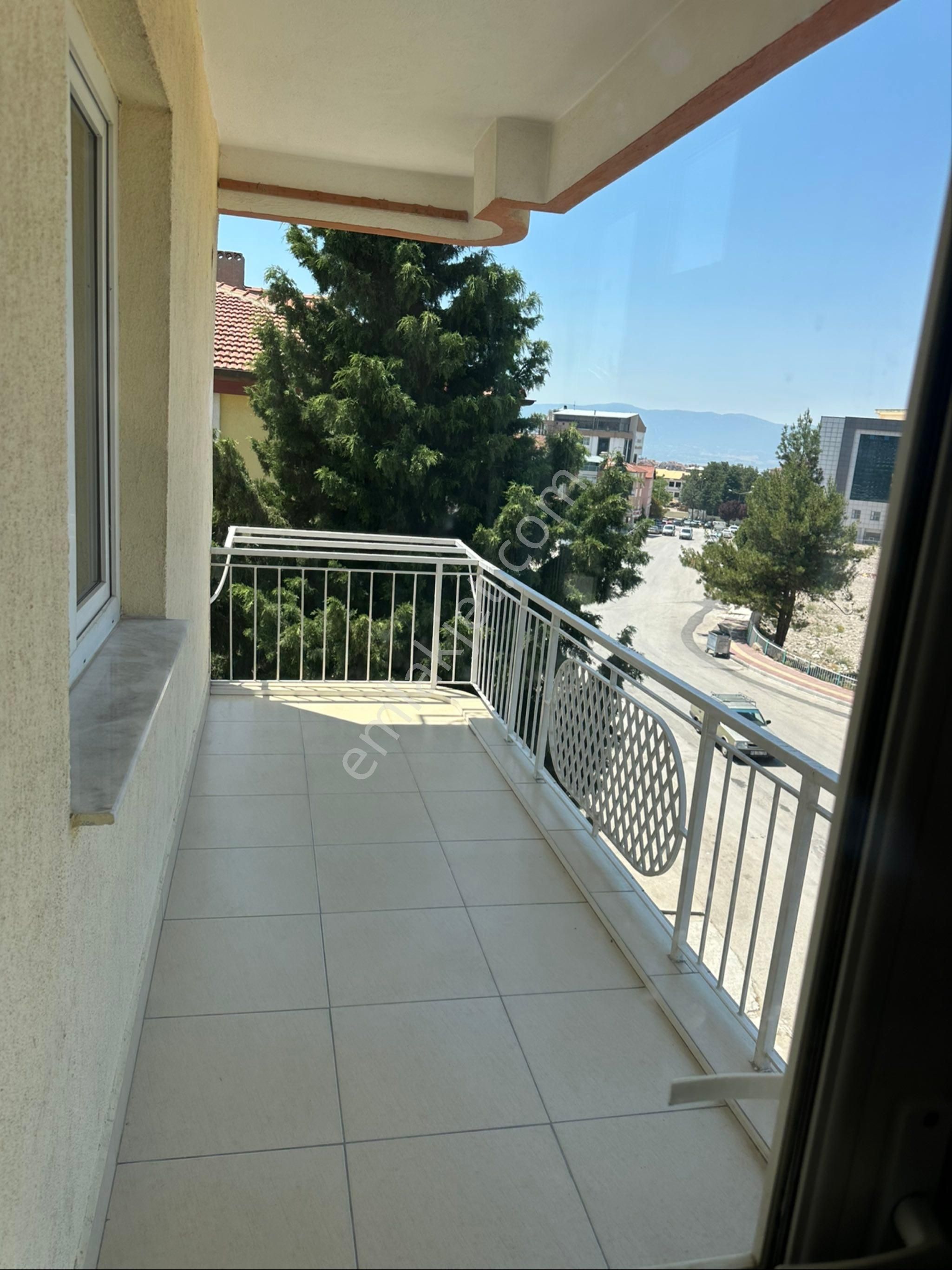 Burdur Merkez Yenimahalle‘de Eski Hastane Yönü 3 + 1 Satılık Daire
