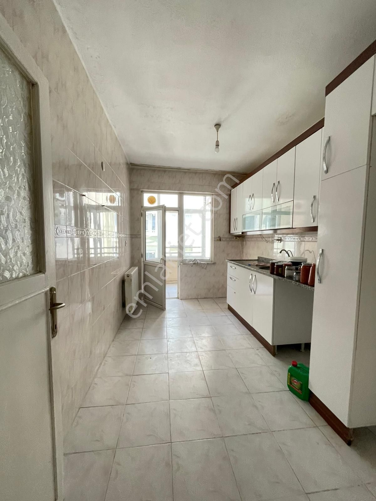 Tek Gayrimenkulden Reşadiye Mahallesinde Servis Duraklarına Yakın 3+1 Kiralık Daire