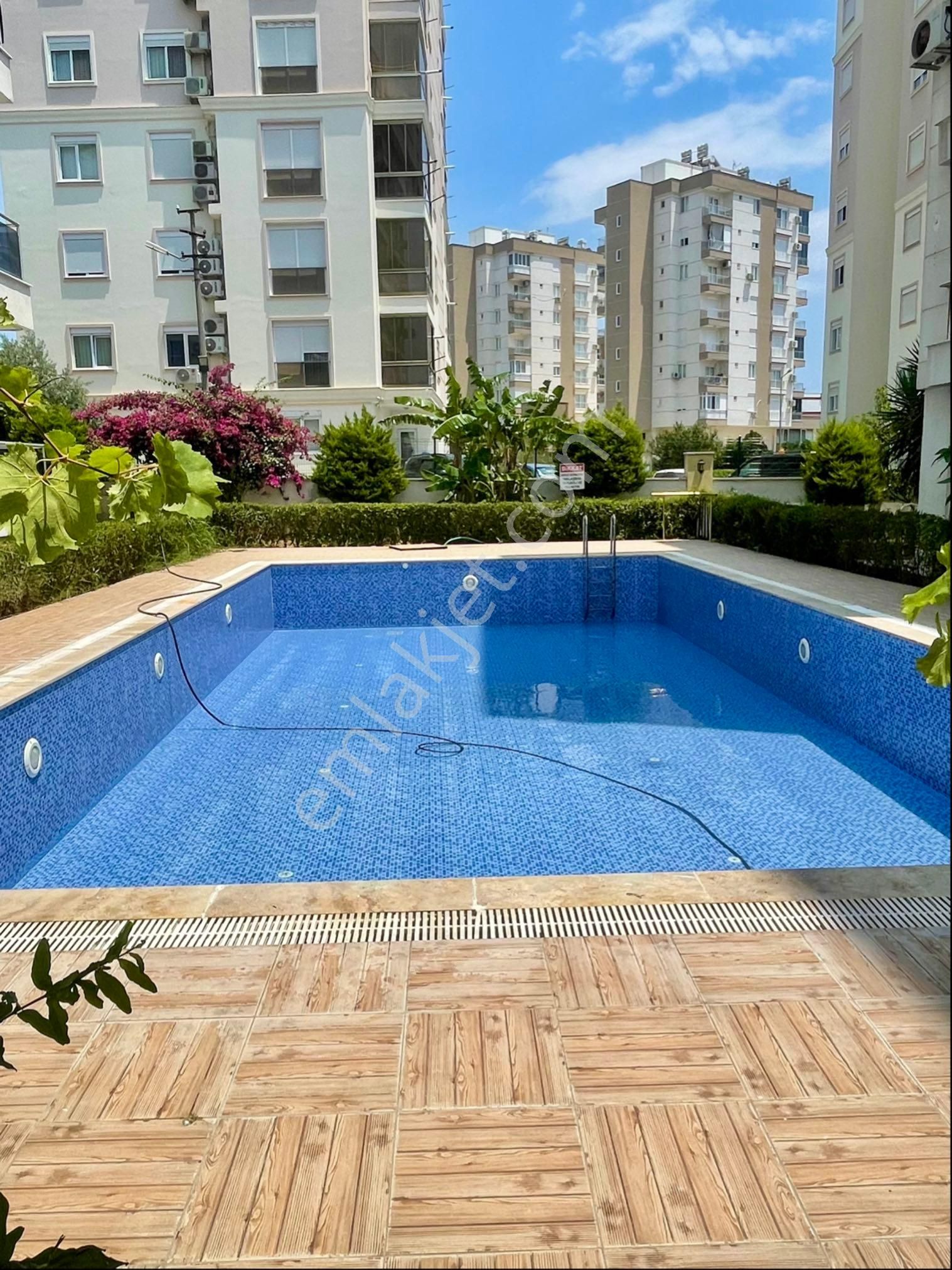 Havuzlu Asansörlü Site İçerisinde 3+1 Arakat Satılık Daire