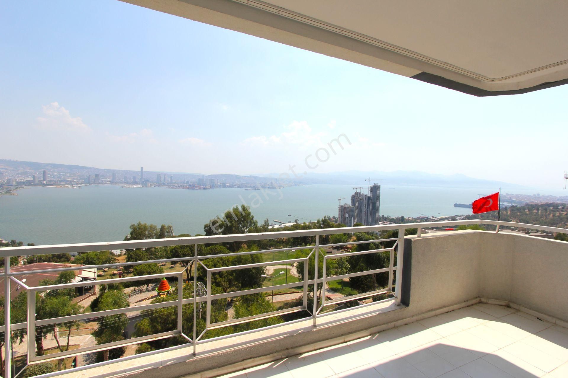 Bayraklı Yeşil Sitem Sitesi'nde Deniz Manzaralı Satılık 3+1 Daire