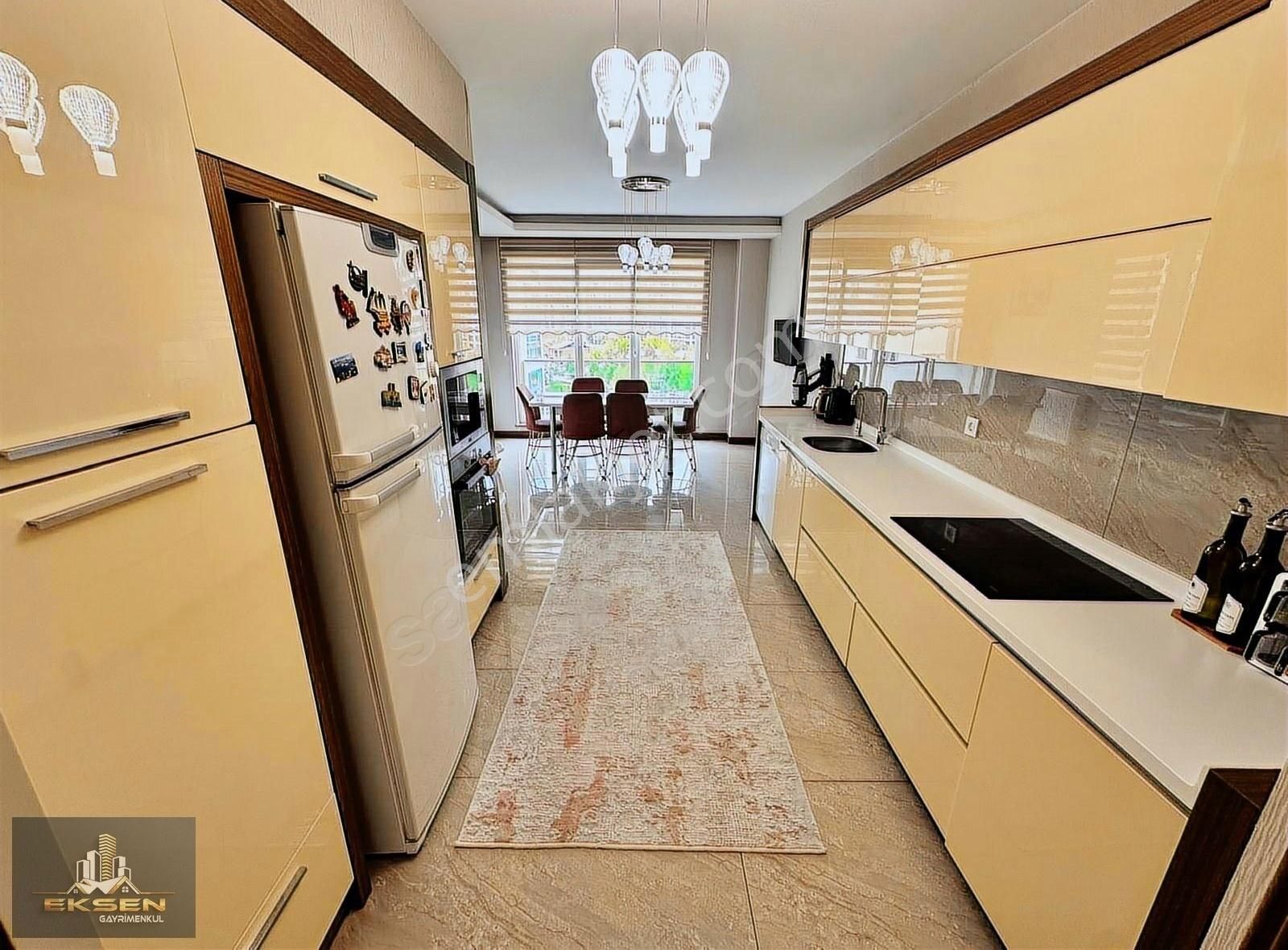 Güneşevlerin En Nadide Sitesin'de 4+1 Full Yapılı Daire