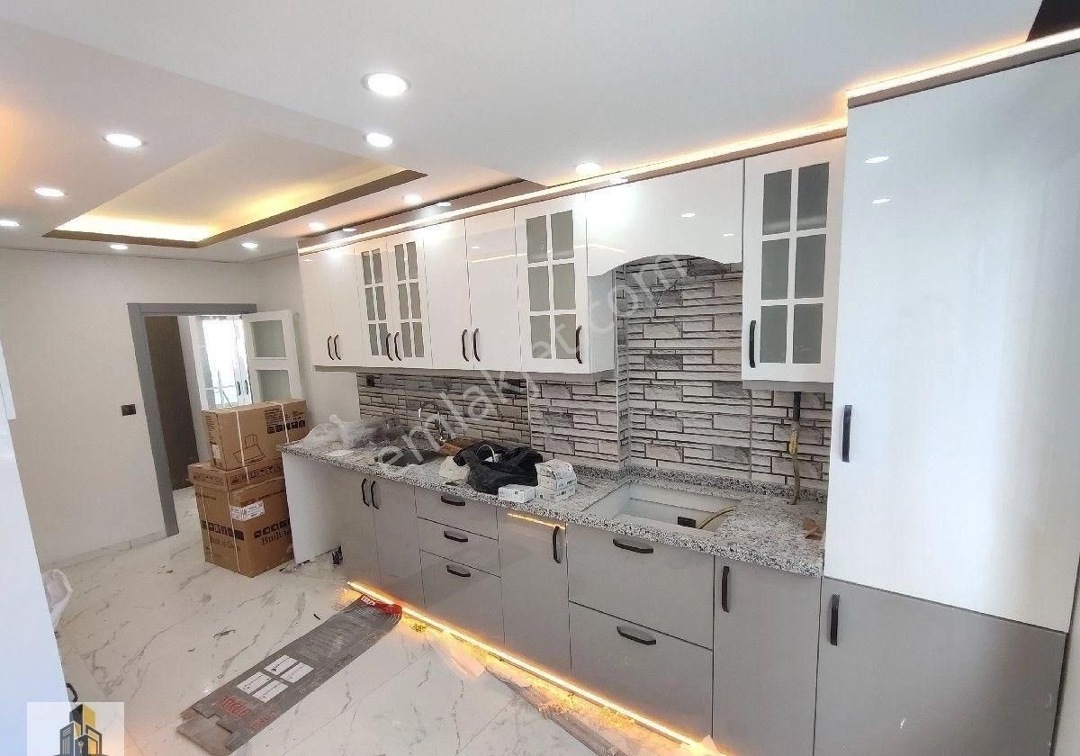 Yeşilyurt Mah Salı Pazarı Civ Az Katlı Hasarsız İçi Full Yapılı 3+1 Satılık