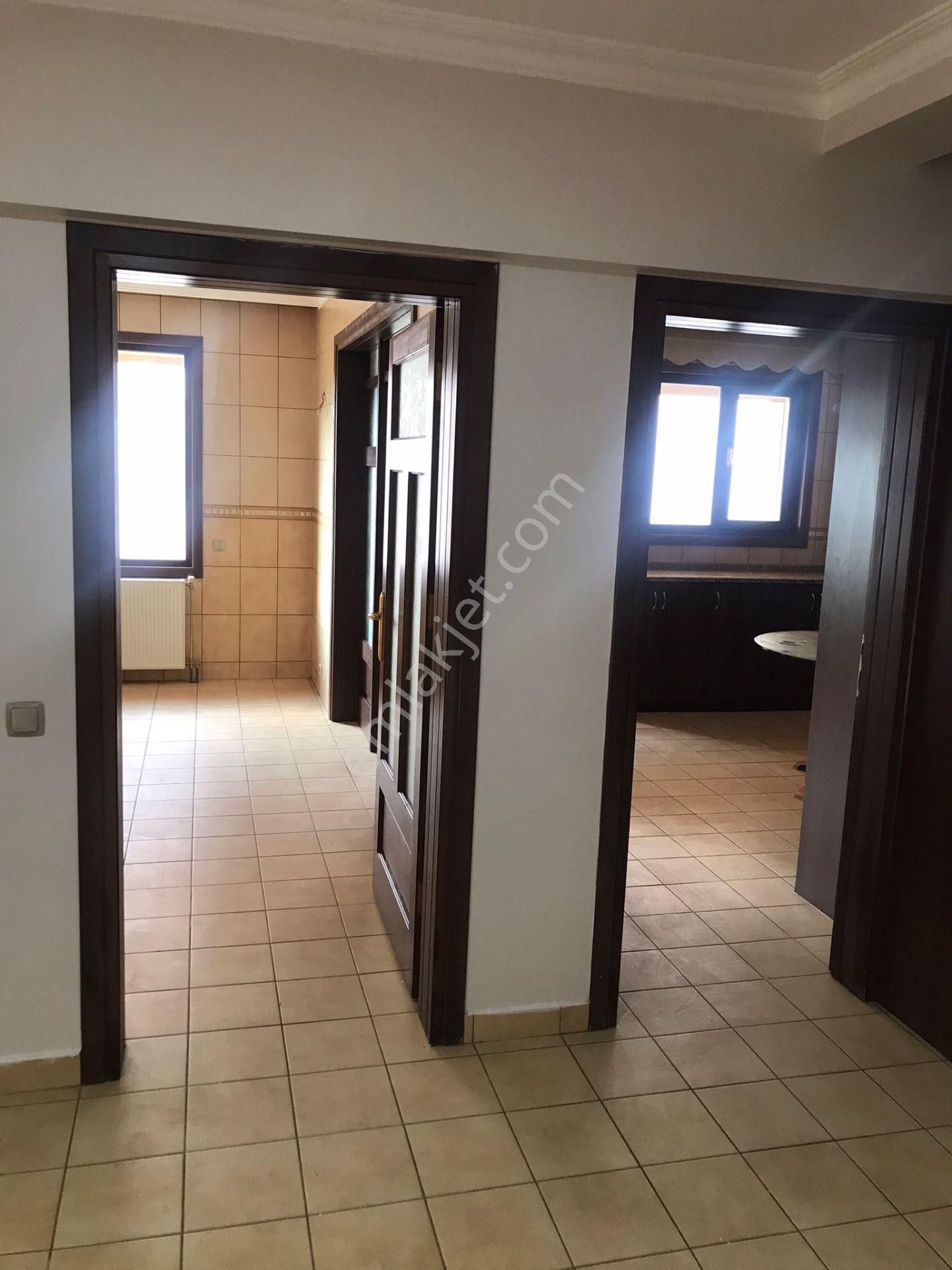 Meram Yaka Melikşah Mahallesi, Cadde Üstü, 3.kat 5+1 Kiralık - Görsel 10