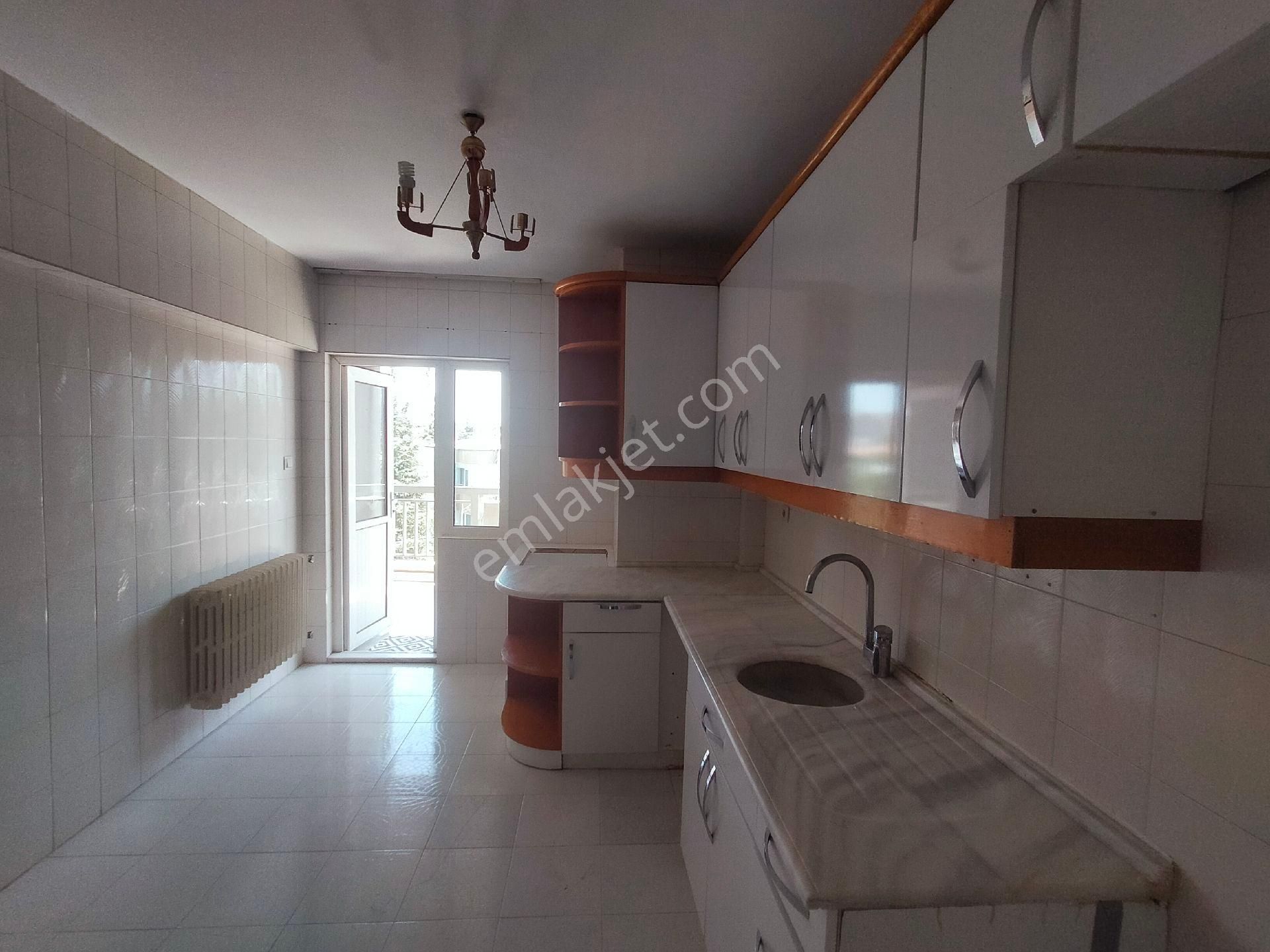 Bursa Nilüfer İhsaniyede Nilüfer Metrosuna 2 Dakika Yürüme Mesafesinde 3+1 Kiralık Geniş Daire