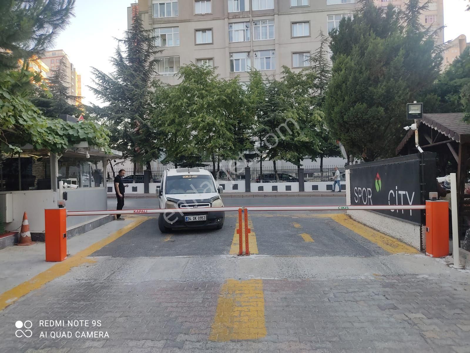 Beylikduzu Cumhuriyetde Metrobuse Yakin 5dk 3+1 Sitede Ara Kat