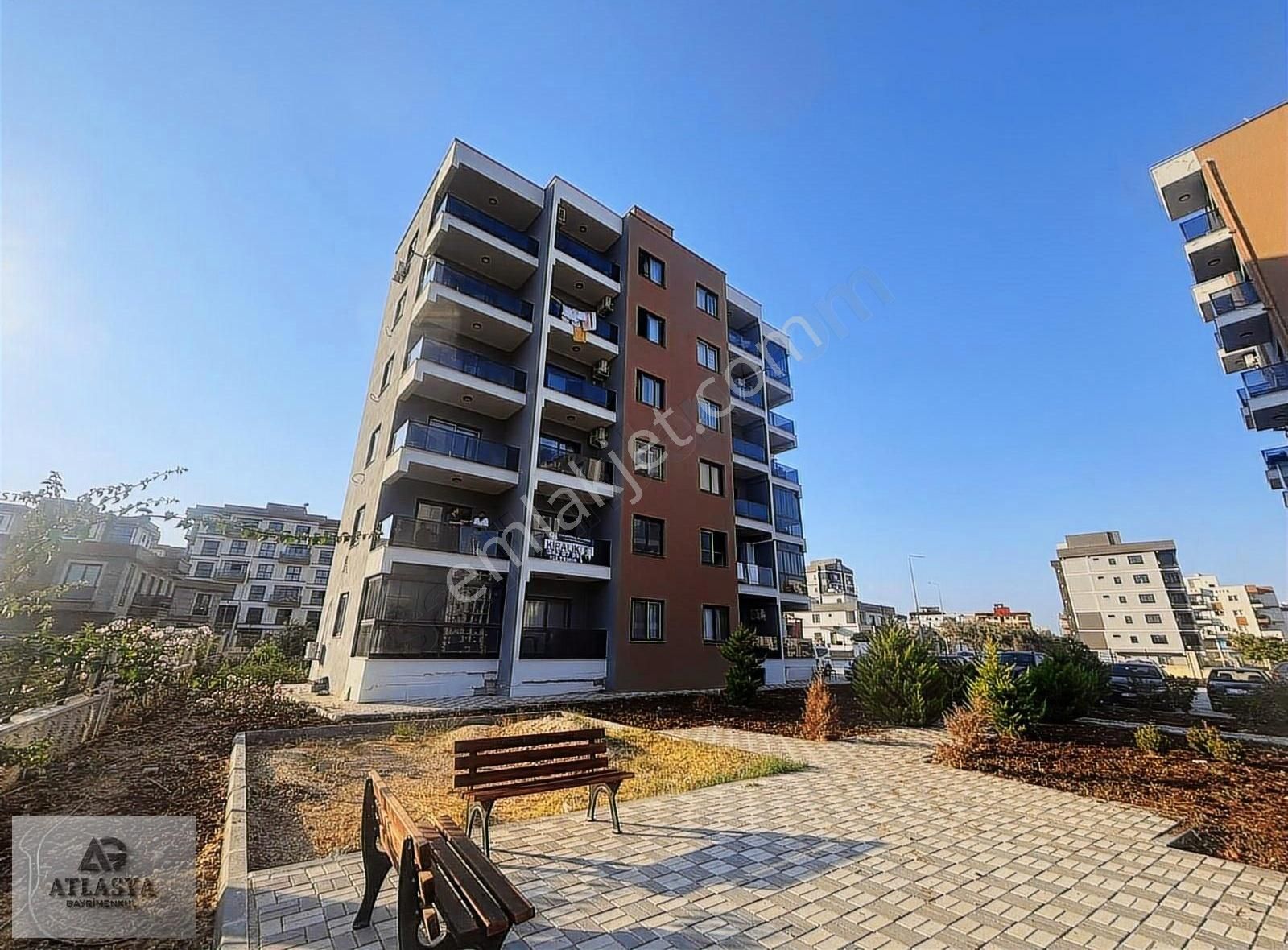 Atlasya'dan 3 Cephe Ebeveyn Banyolu Havuzlu Kiralık Daire