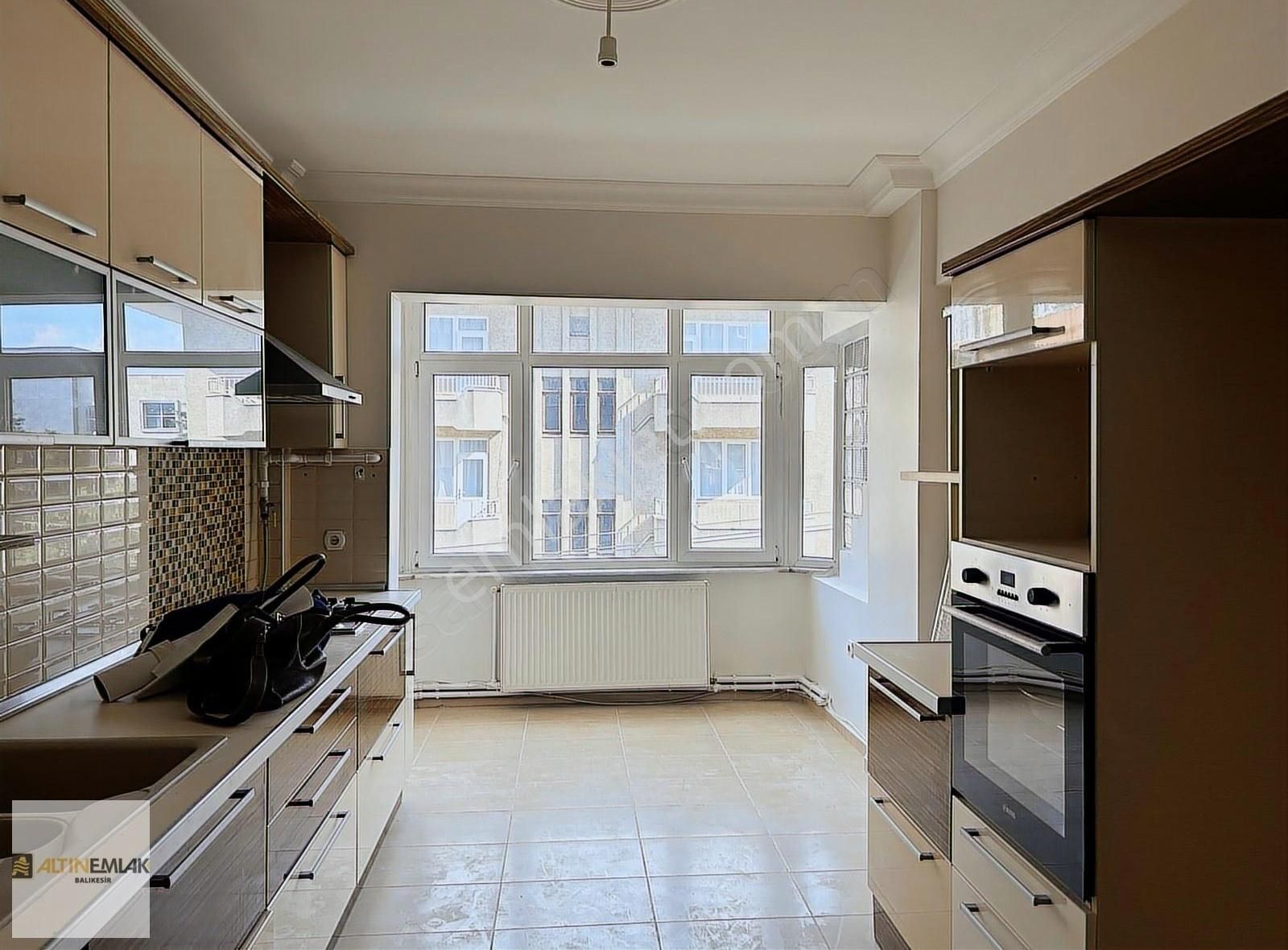 Atatürk Mh 52 Evlerde Geniş Kombili Kiralık Arakat Daire