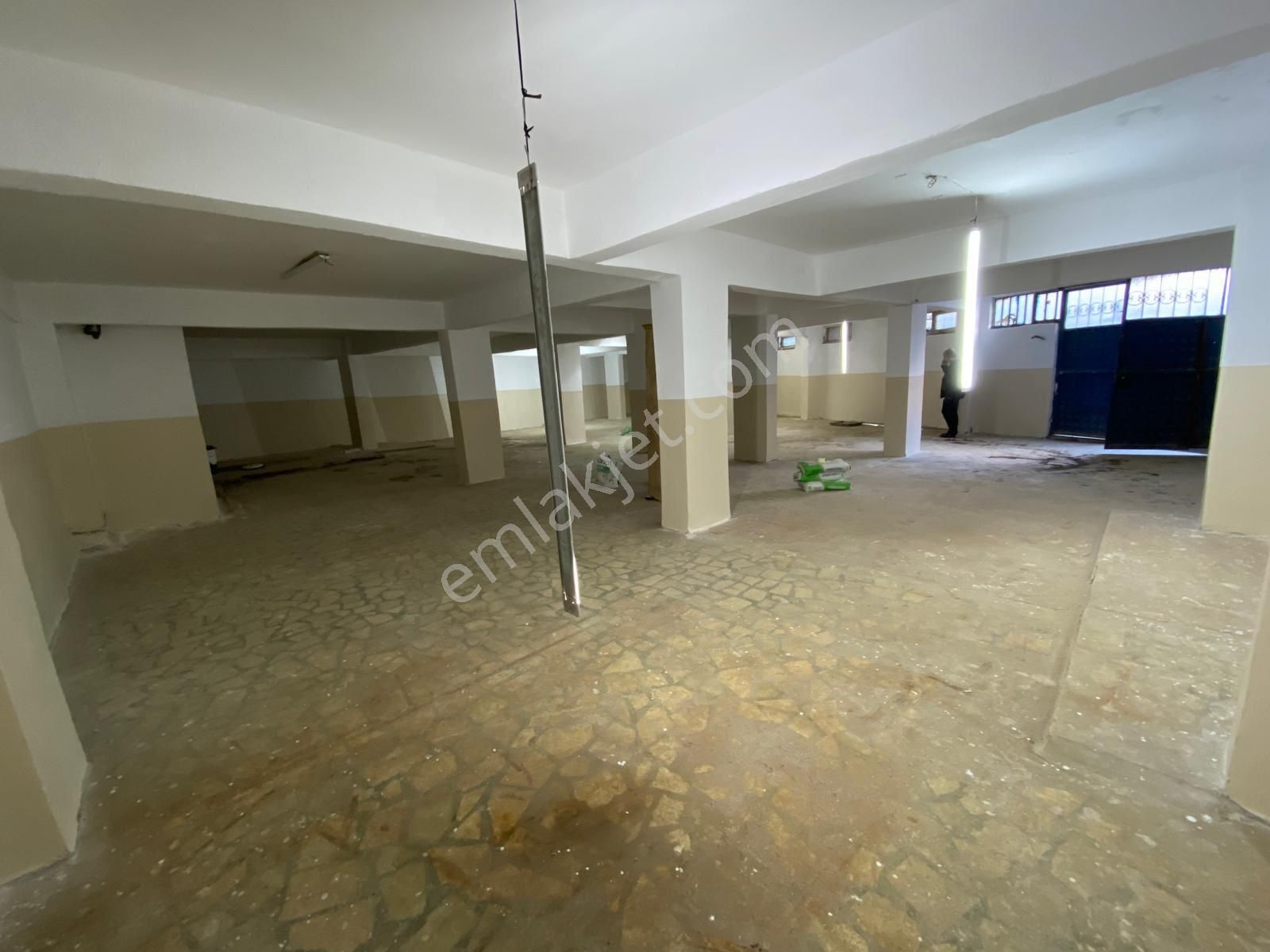 Zafer Yapıdan Kiralık Yarım Bodrum Dükkan 200m2 Sanayi Elektrikli İstanbul Sultangazi Esentepe Mahde