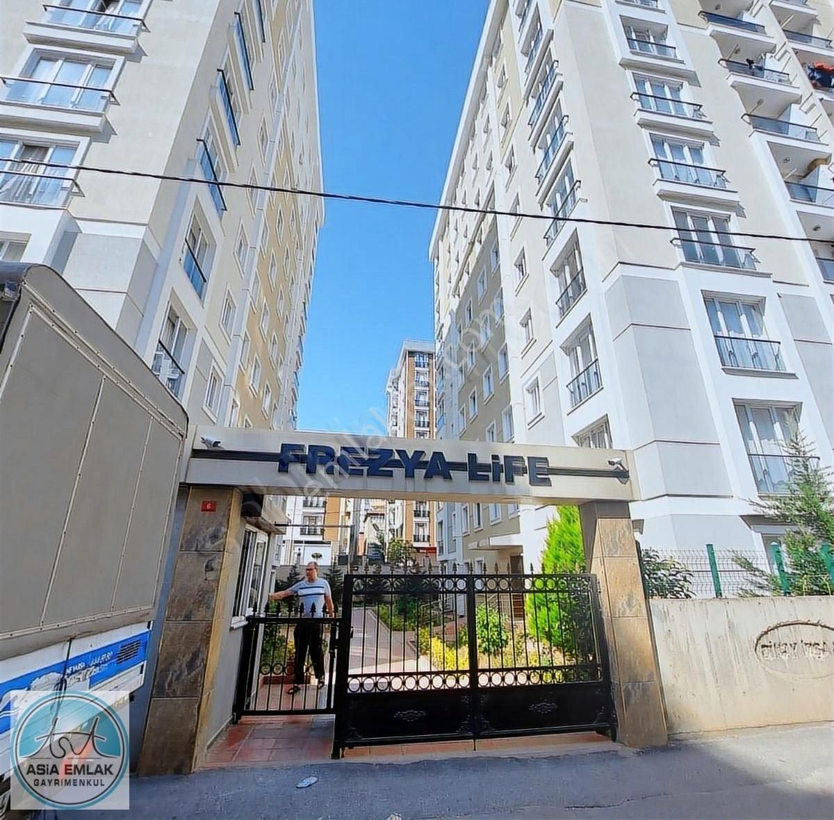 Marmara Arş.ve Metro Karşısı Site İçi 1+1