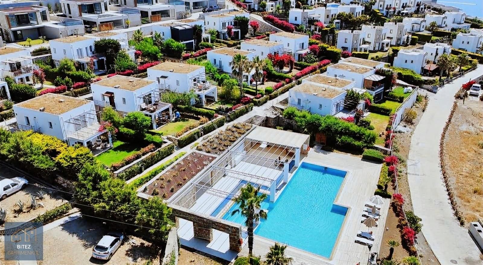 Havuzlu Site İçerisinde Deniz Manzaralı Satılık Bahçeli 1+1