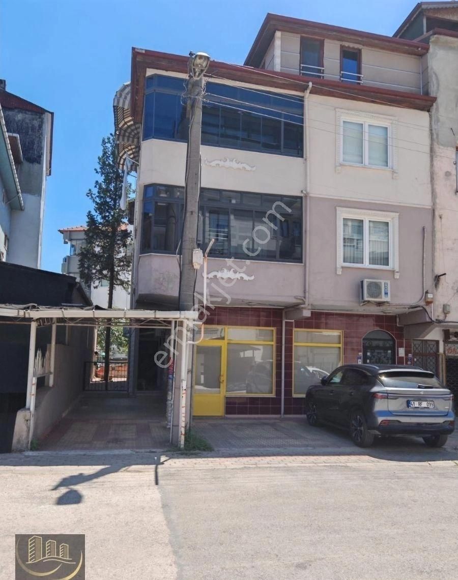 Derince İbnisina Mah. 208 M2 Arsa İçinde Satılık Krediye Uygun Bina.