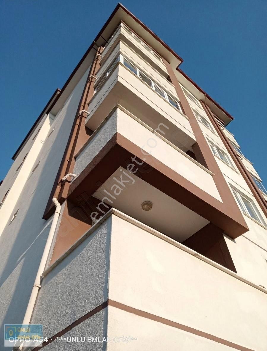 Ünlü Emlaktan Caddeye Ve Okullara Yakın Konumda Kiralık 2+1daire