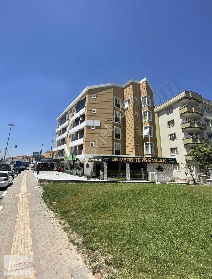 Üniversite Emlaktan Satılık Ana Yol Üstü 1+1 Stüdyo Daire