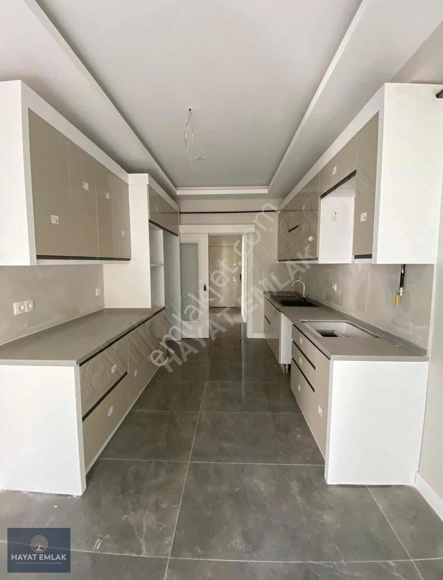 Cami Mahallesi Sahile Yürüme Mesafesinde Satılık 3+1