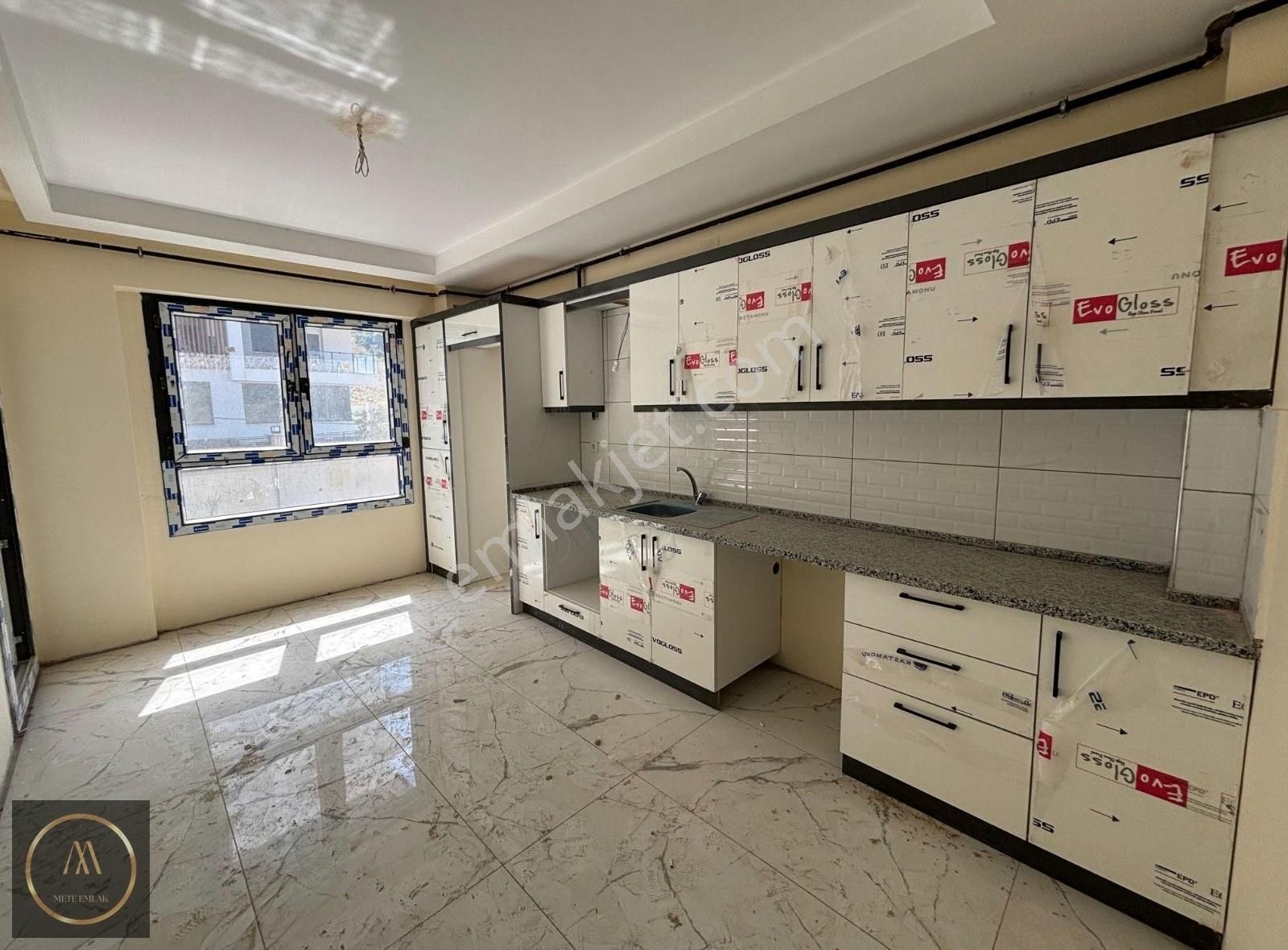 Konutlar Bölgesinde Satılık Site İçi Sıfır Daire 3+1 Arakat