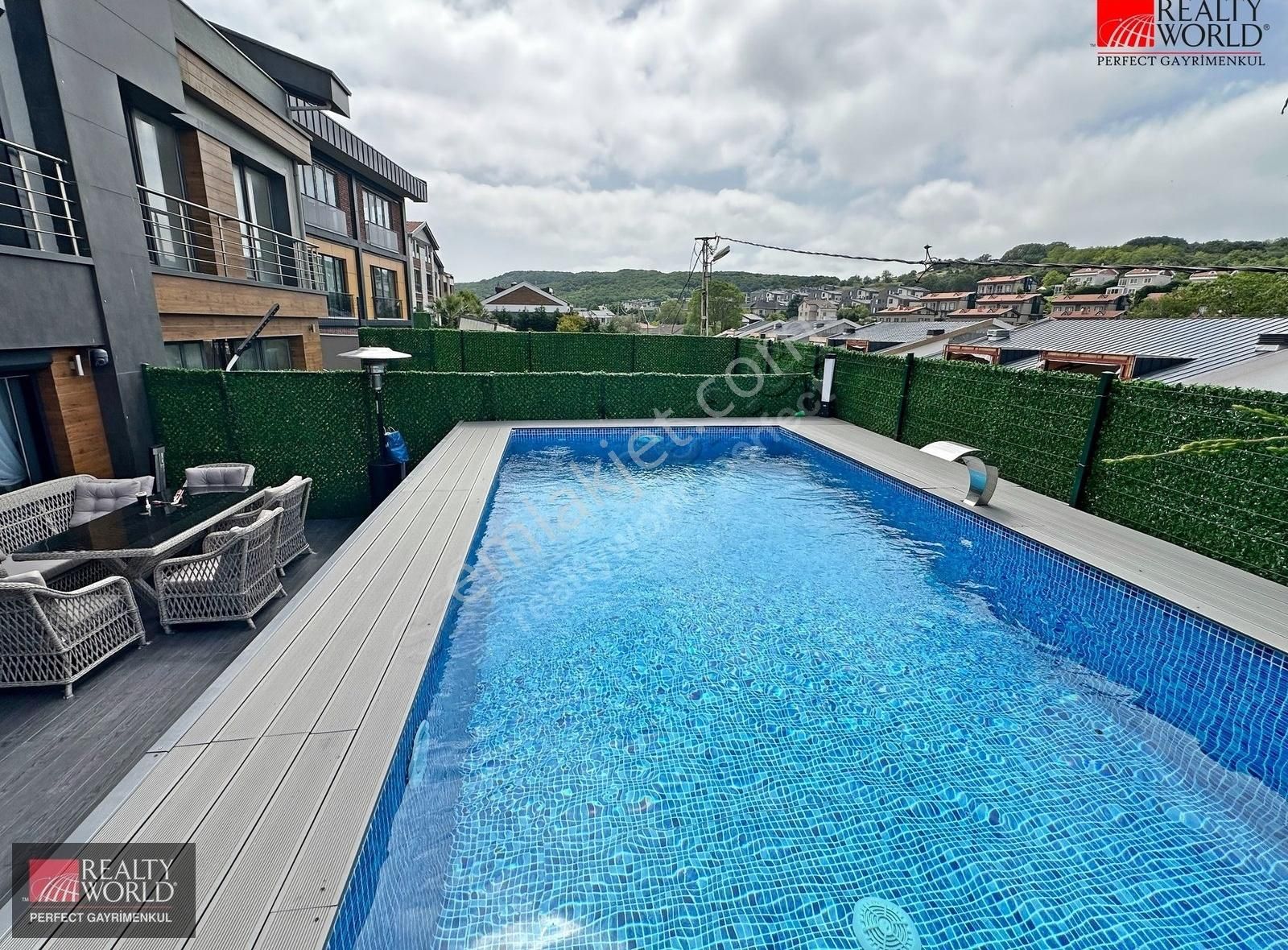*realty World*uskumruköyde Satılık 4+1 Eşyalı İkiz Villa