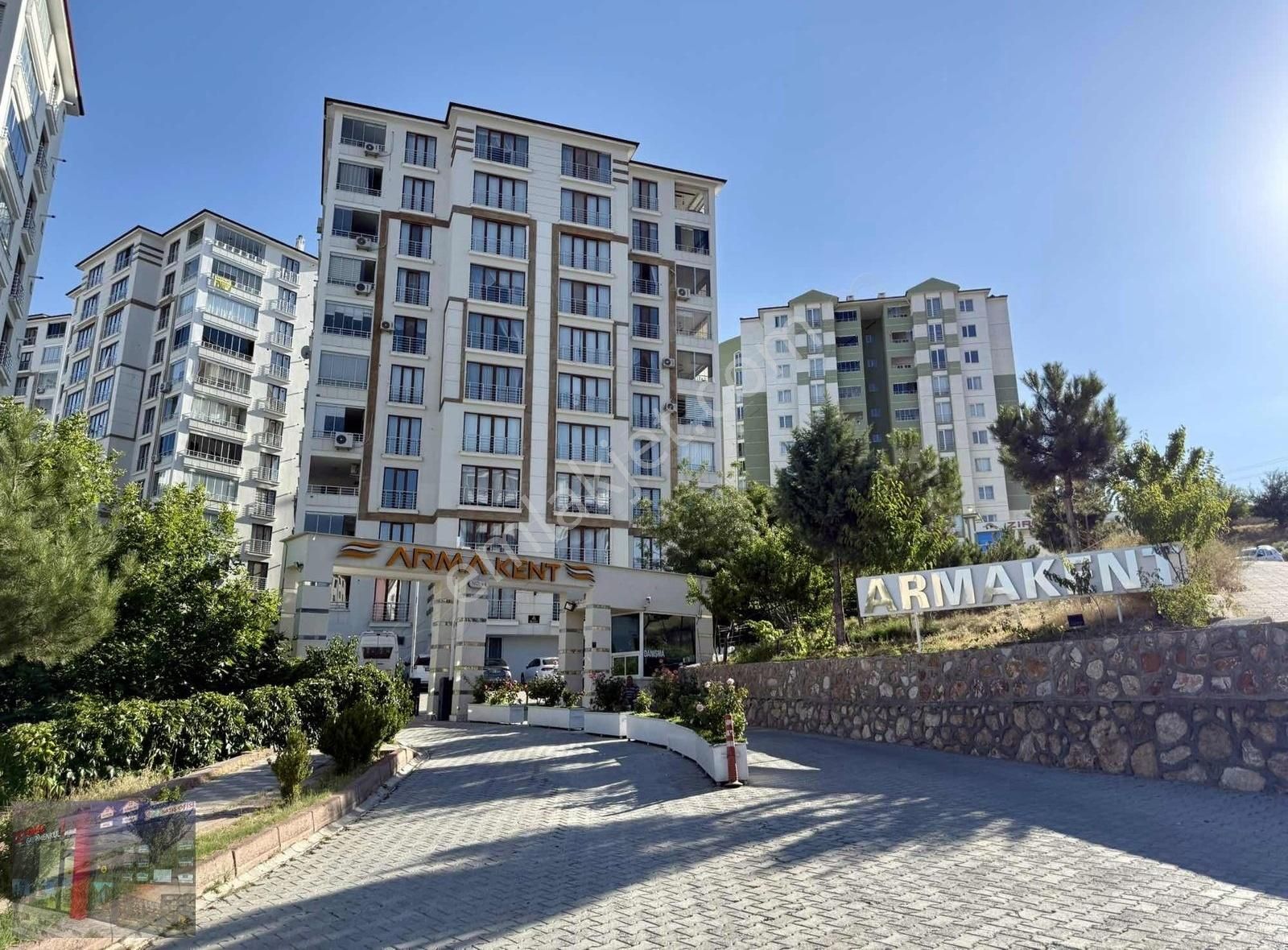 Emre Gm/den Armakent'te Site İçi Arakat 4+1