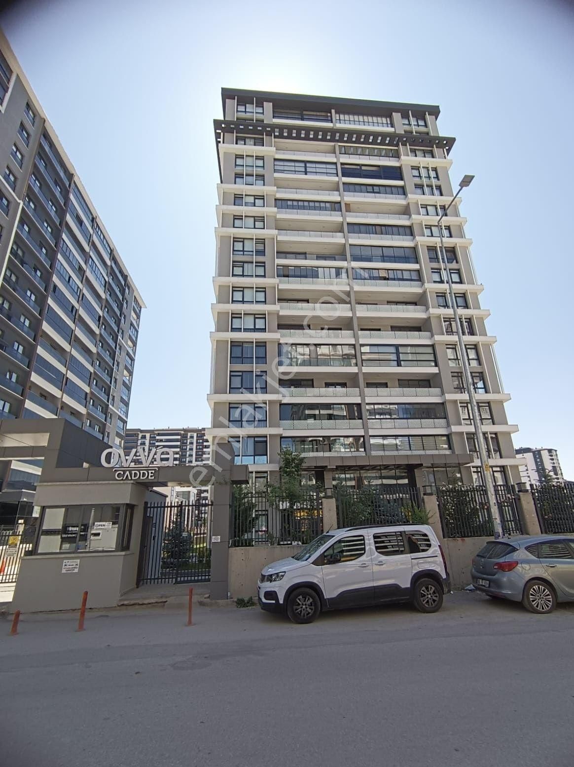 Ovva Cadde Sitesinde Kış Bahçeli Geniş 5+1 Konforlu Daire