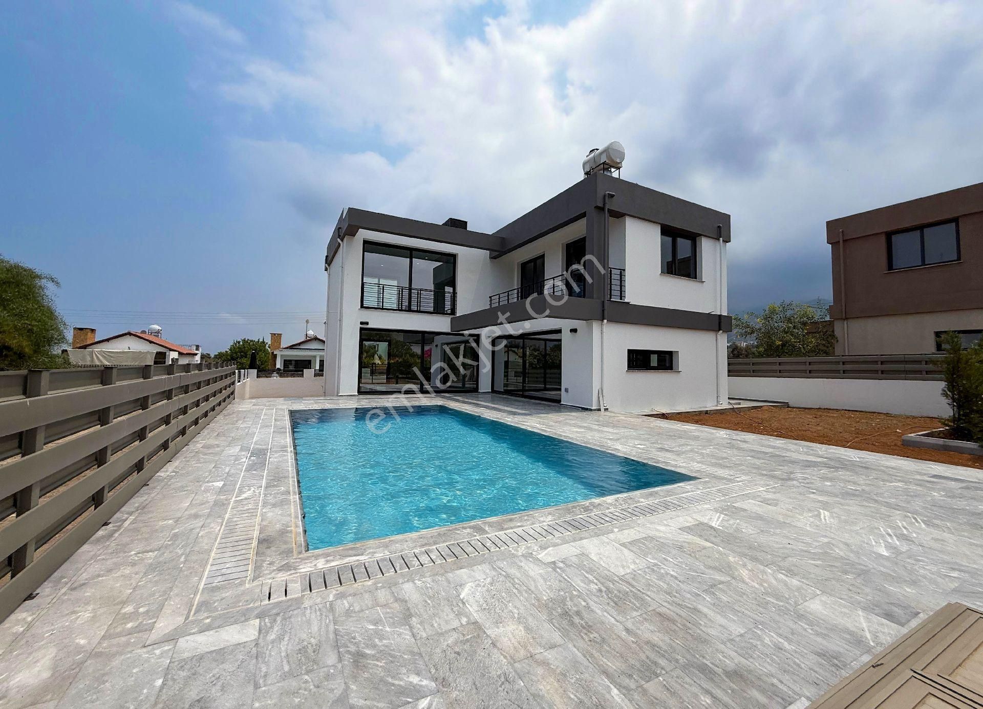 Girne Çatalköy’de Deniz Ve Dağ Manzaralı, Özel Havuzlu Satılık Lüks Villa