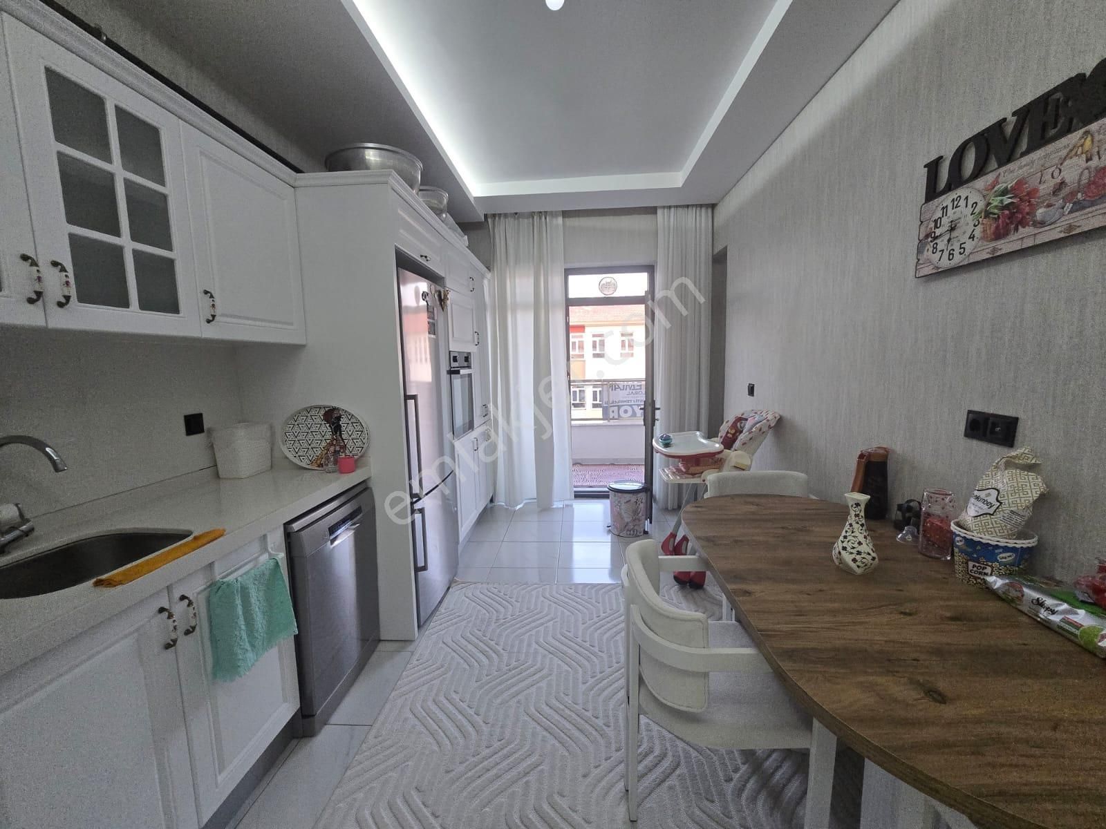 Aydınlık Evler Mahallesin’de İskanlı 3+1 Daire