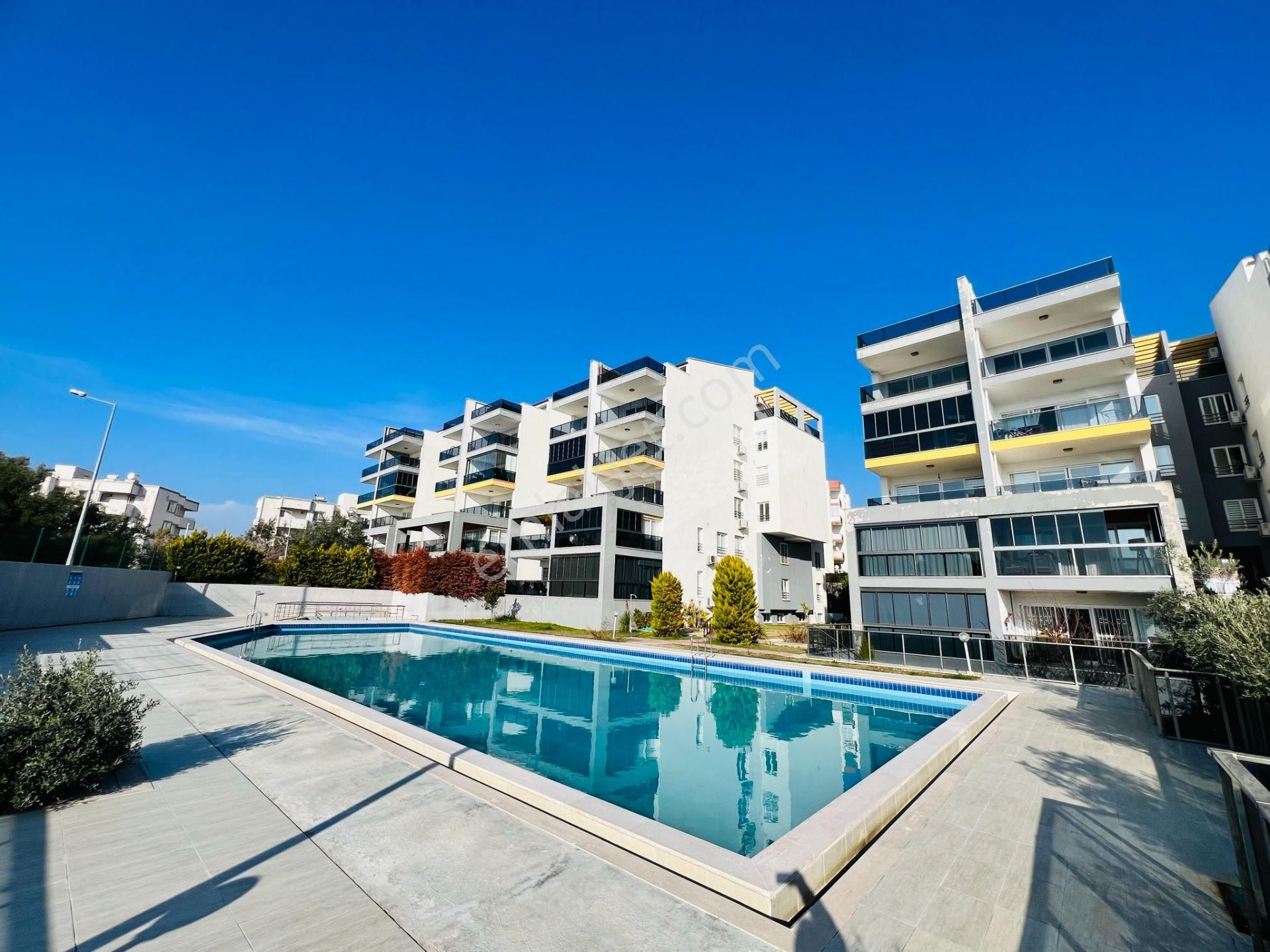 Kuşadasında Satılık 3+1 Arakat Köşe Konum Kapalı Mutfak Ve Garajlı Daire