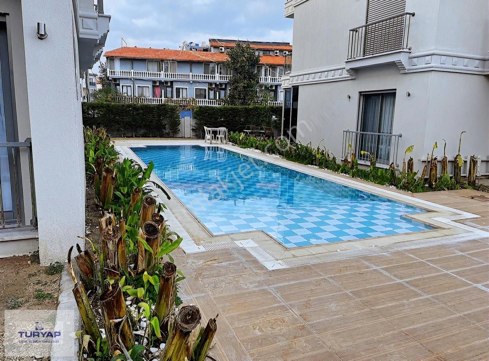 Turyap Çeşme Merkez'de Havuzlu Site'de Kiralık Lüks 3+1 Daire