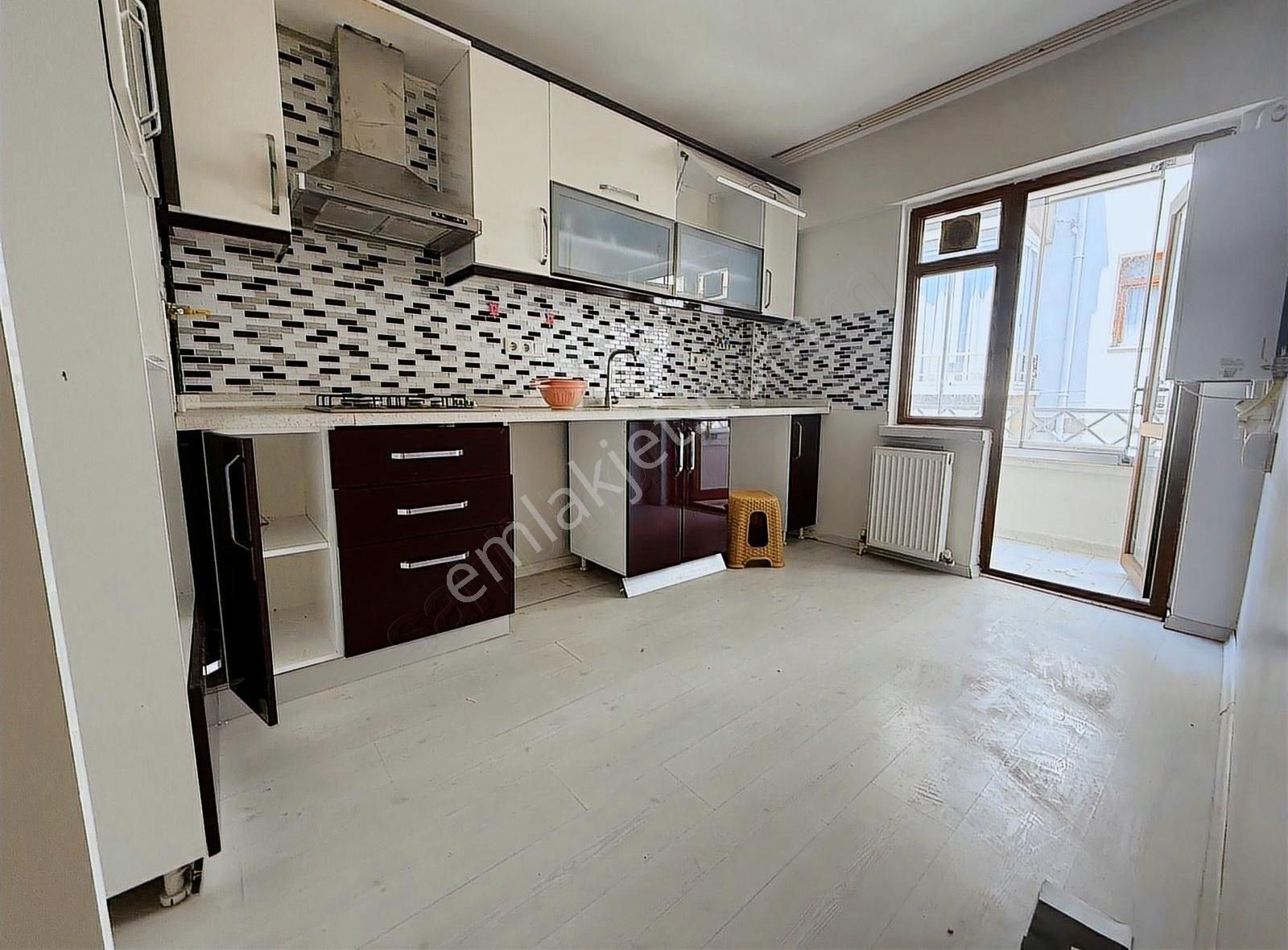 İncirli'de 19 Mayıs Cadde Üzeri Arakat Ön Cephe Full Yapılı 3+1!
