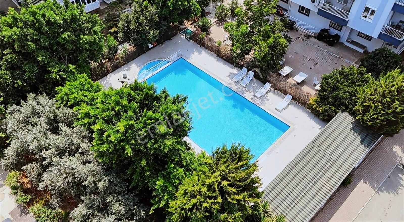 Kızıltoprak'ta Havuzlu Güvenlikli Otoparklı Satılık 2+1 Daire