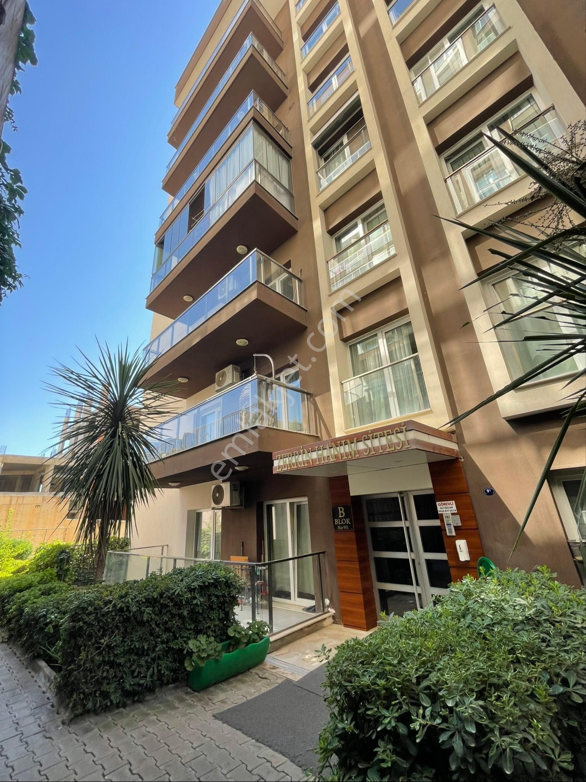 İzmir Bayraklı Yamanlarda Havuzlu Site İçi 3+1 Satılık Daire