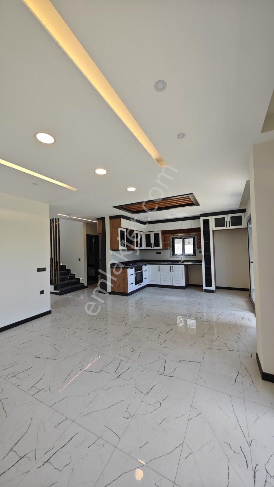 Karaova'da Site İçerisinde Özel Havuzlu 4+1 Satılık Villa - Görsel 2