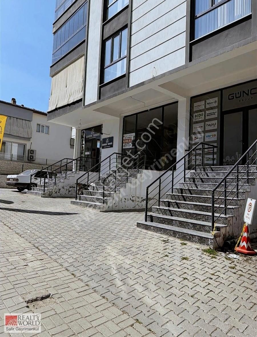 Şemikler'de Neşet Çakır Caddesi Üzerinde Kiralık İş Yeri