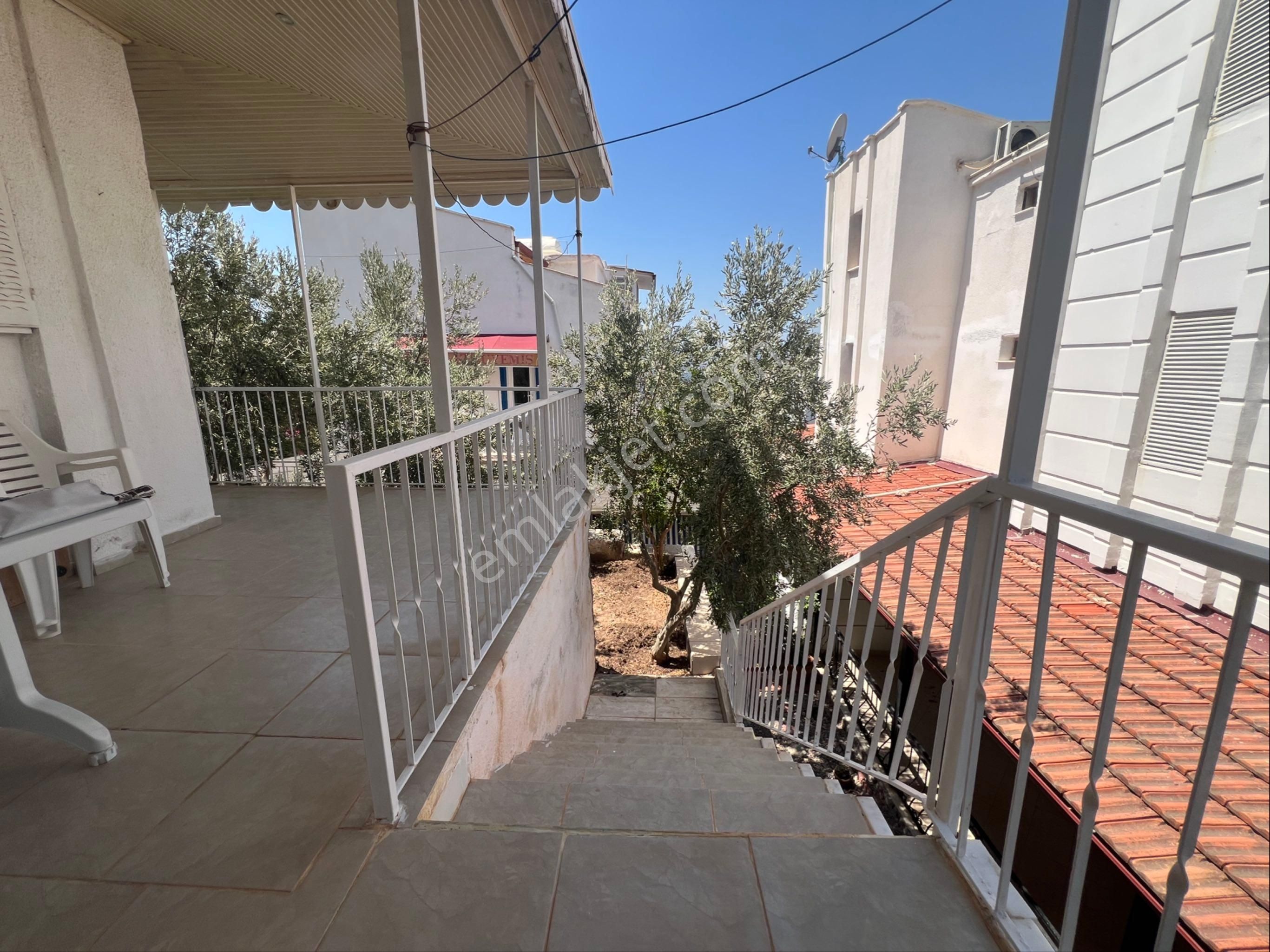 Büyük Bahçeli 3+1 Triblex Deniz Manzaralı Eşyalı Bölgenin En Ucuz Villa - Görsel 14