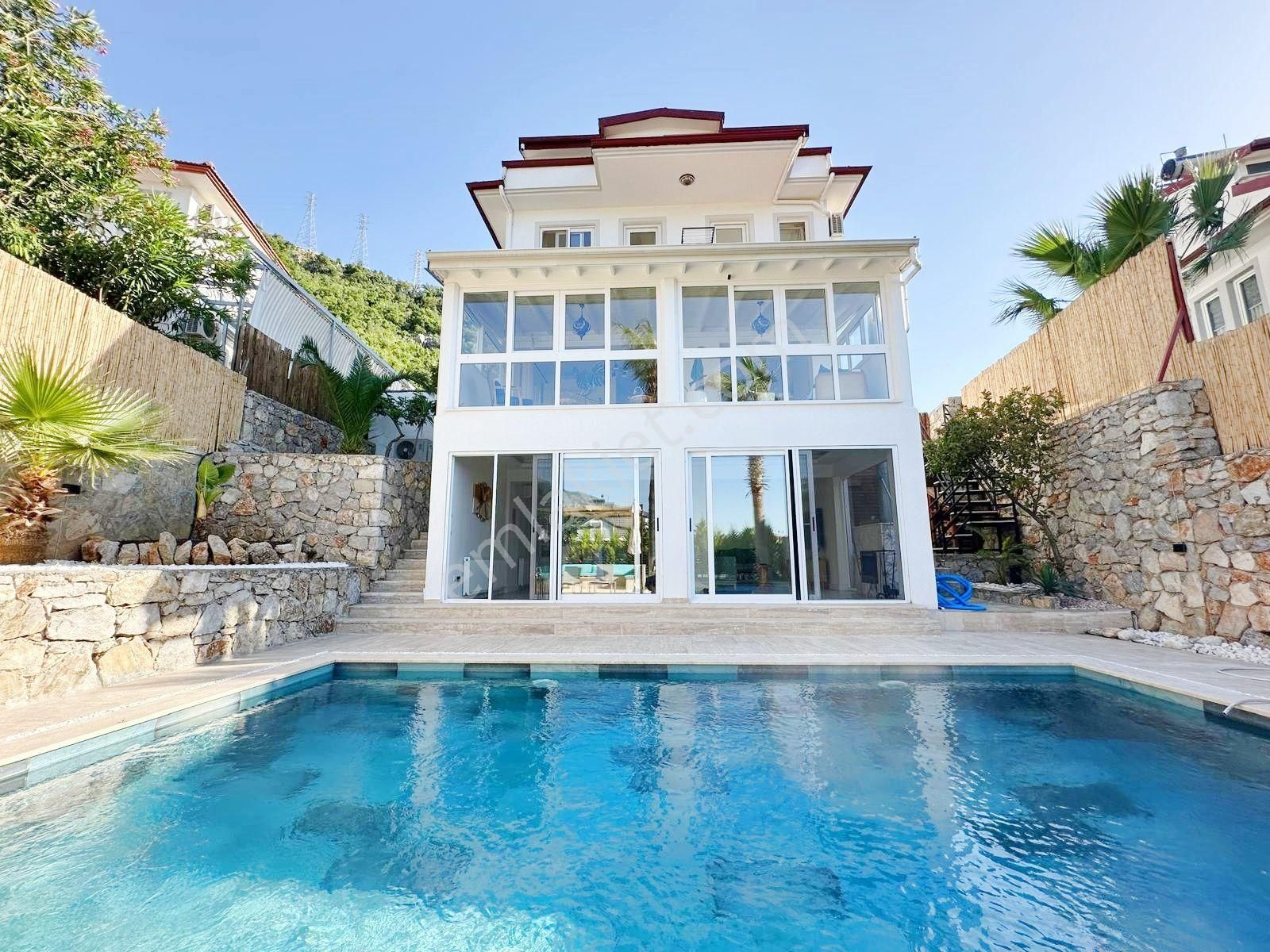 Ovacık'ta Lüks Dizayn Modern Müstakil 4+1 Satılık Villa
