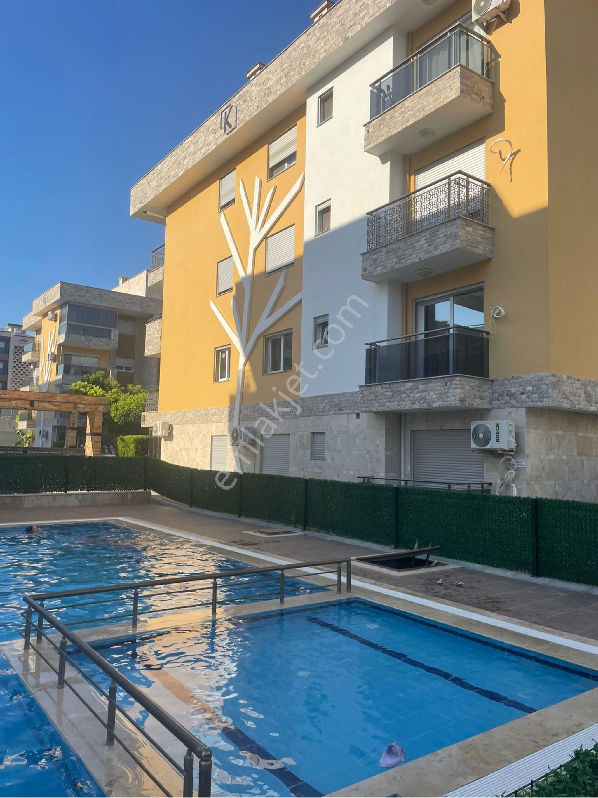 Kuşadası İkiçeşmelik Mah Satılık 2+1 Havuzlu Site İçerisinde Daire