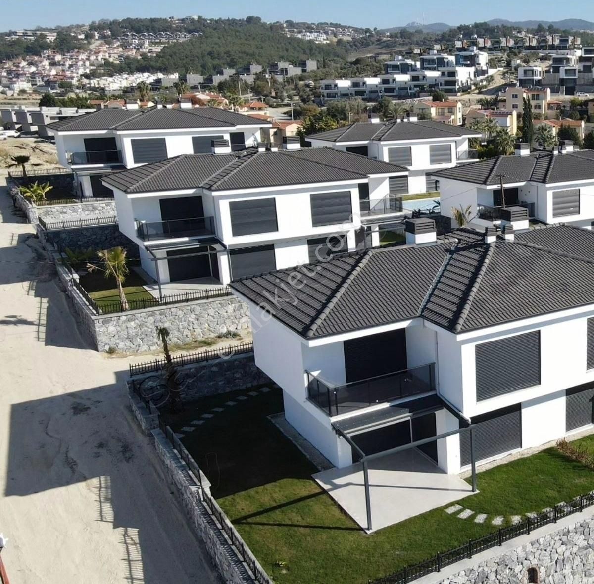 Kuşadası Sahil Sitelerinde Havuzlu Sitede 3+1 120 M2 Sıfır Villa