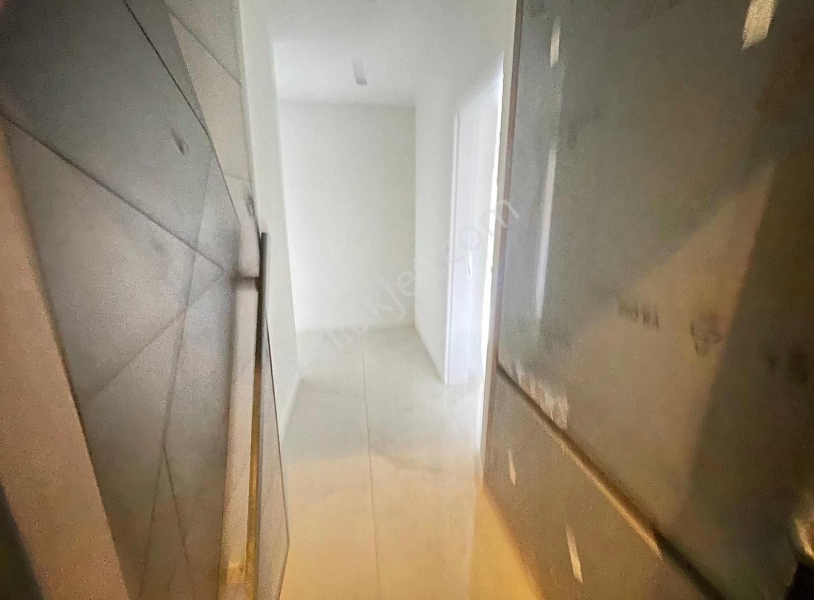 Kuşadasında Havuzlu Süper Sitede Satılık Sıfır 3+1 Bahçe Katı - Görsel 3