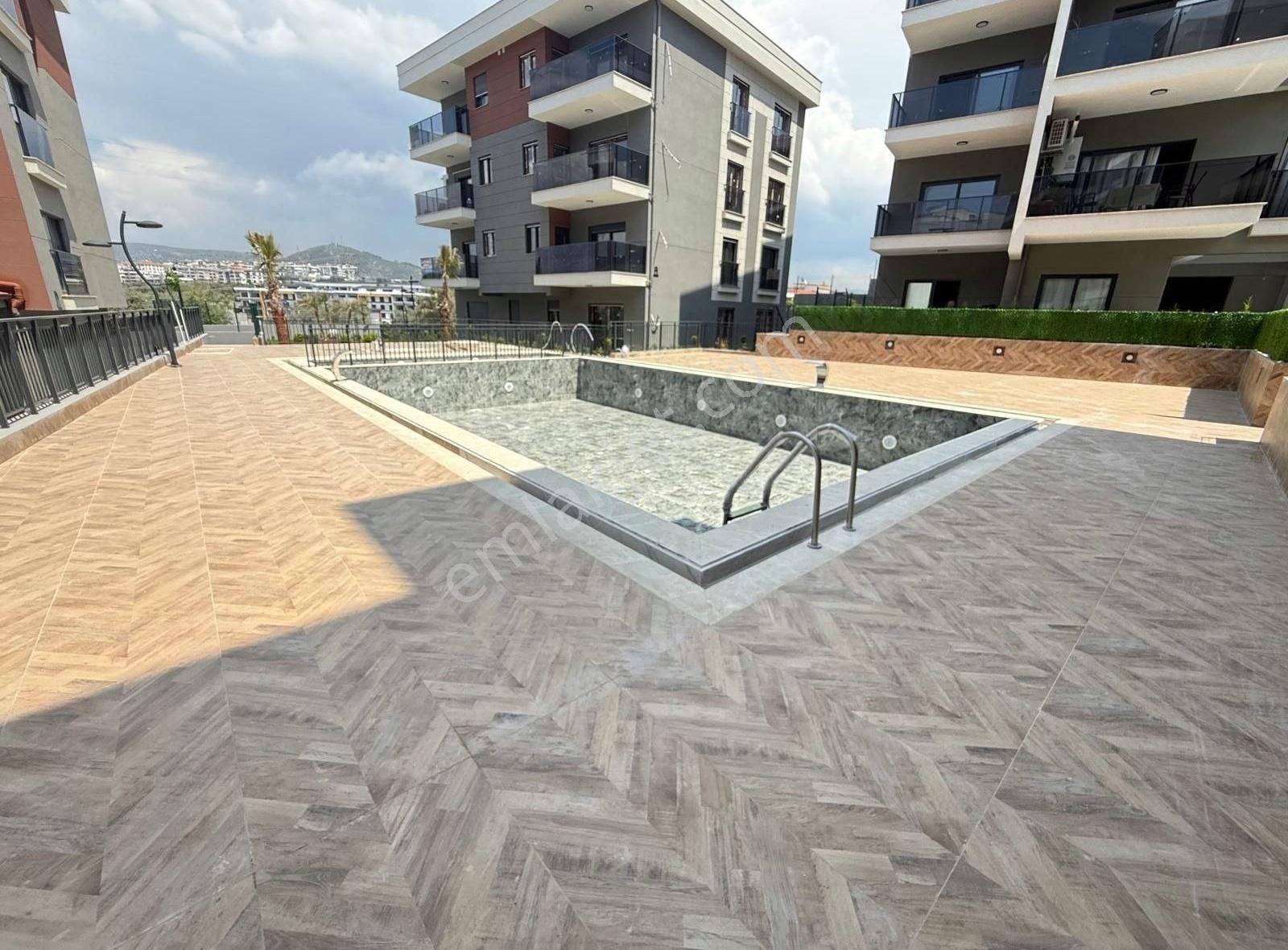 Kuşadasında Havuzlu Süper Sitede Satılık Sıfır 3+1 Bahçe Katı