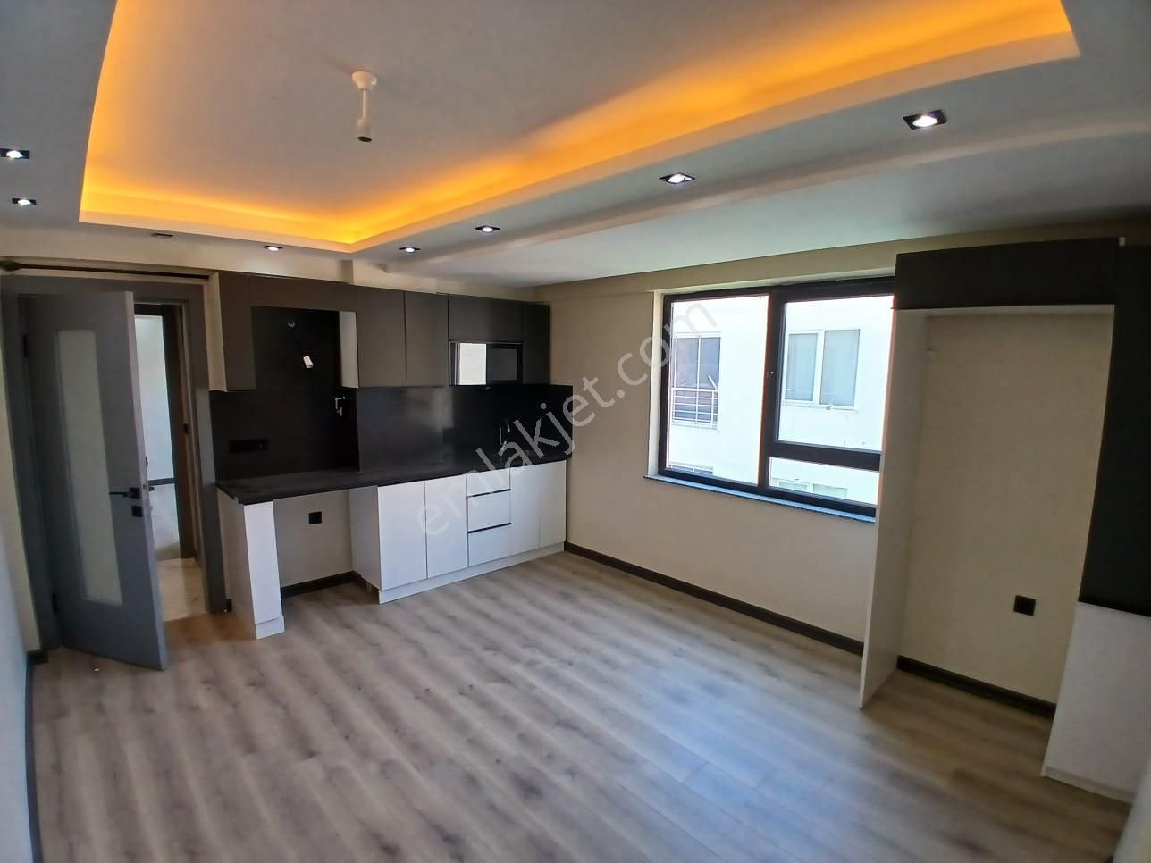 *çamlıca Mahallesinde* Satılık Ultra Lüks 1+1 Apart