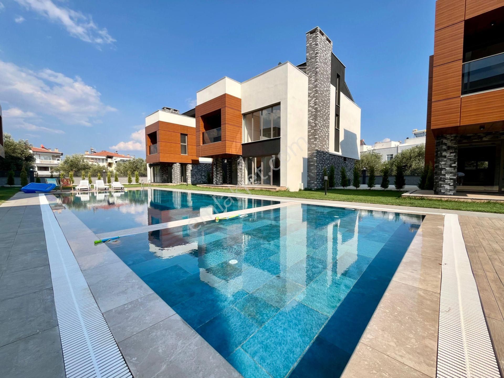 Akçay Sezgin Emlaktan Gürede Özel Tasarım 4+1 Triplex Villa