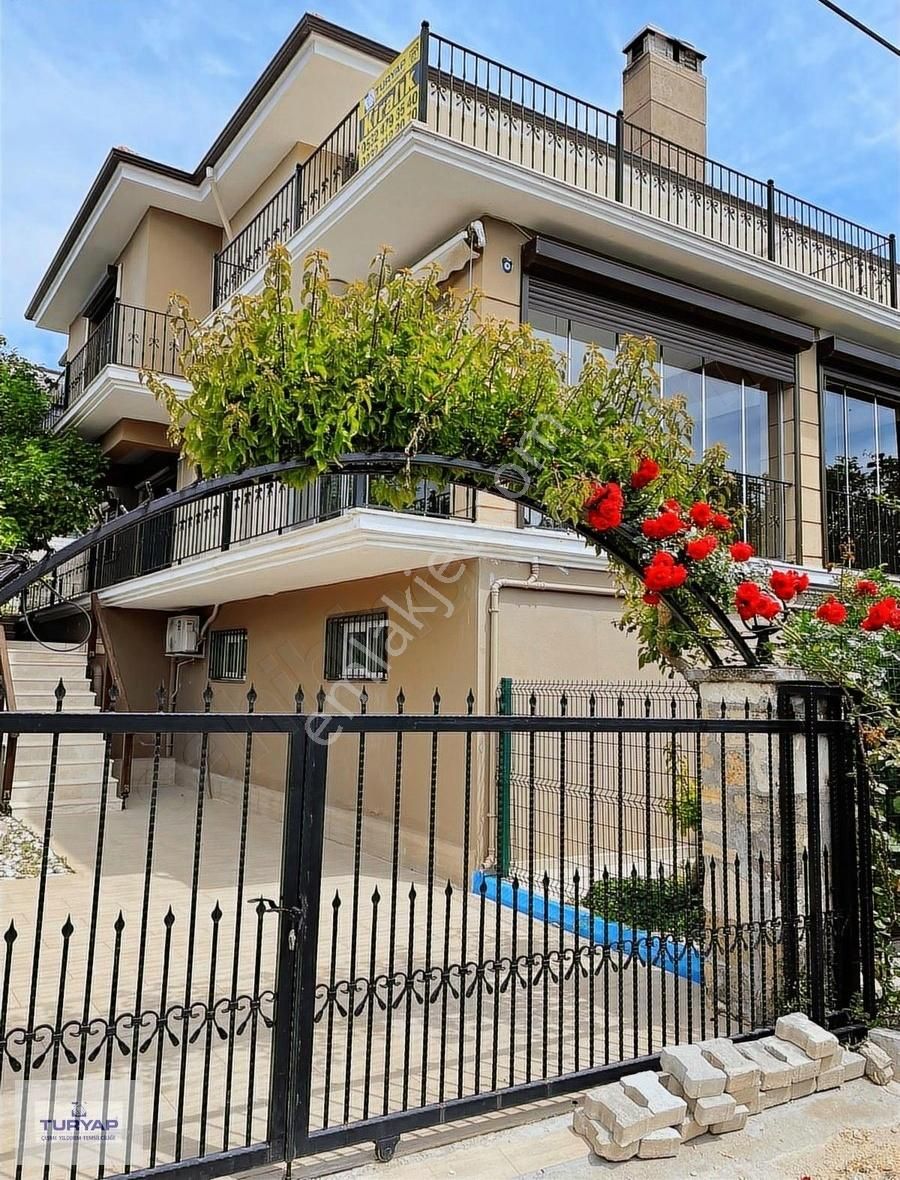 Turyap Çeşme Sakarya Mah. Bilgiç Koleji Yanı Kiralık 3+1 Villa