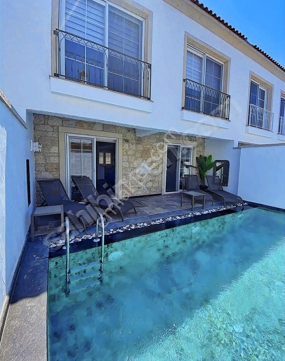 Turyap'tan Çeşme Alaçatı Merkezde Havuzlu Kiralık Villa