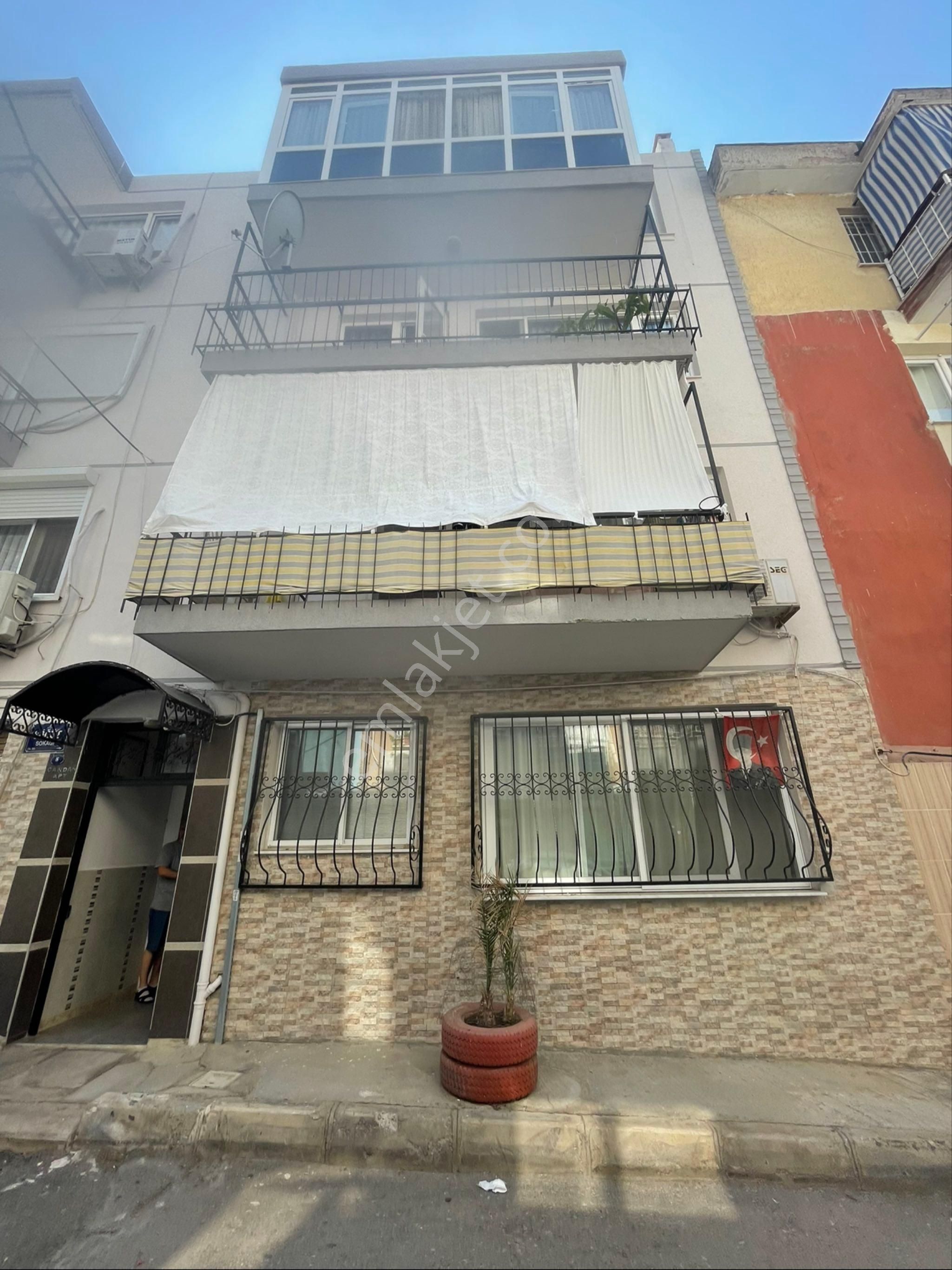 Balçova Onur Mahallesi Satılık 2+1 Ara Kat 85 M2 Daire